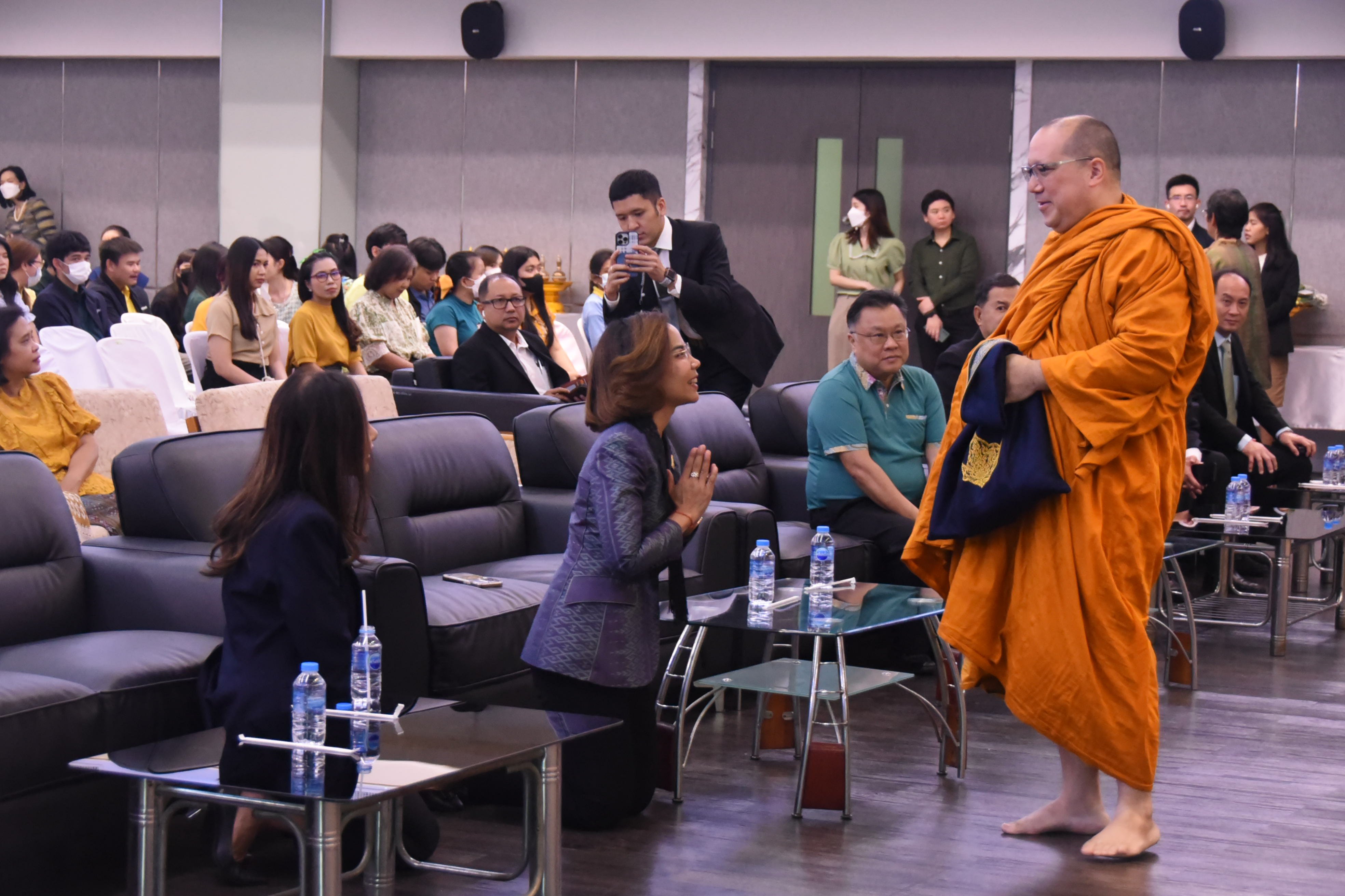 รมว.พิมพ์ภัทรา ร่วมกิจกรรมเสริมสร้างจริยธรรมฯ และทำบุญเนื่องในวันปีใหม่ 2567 ของดีพร้อม
