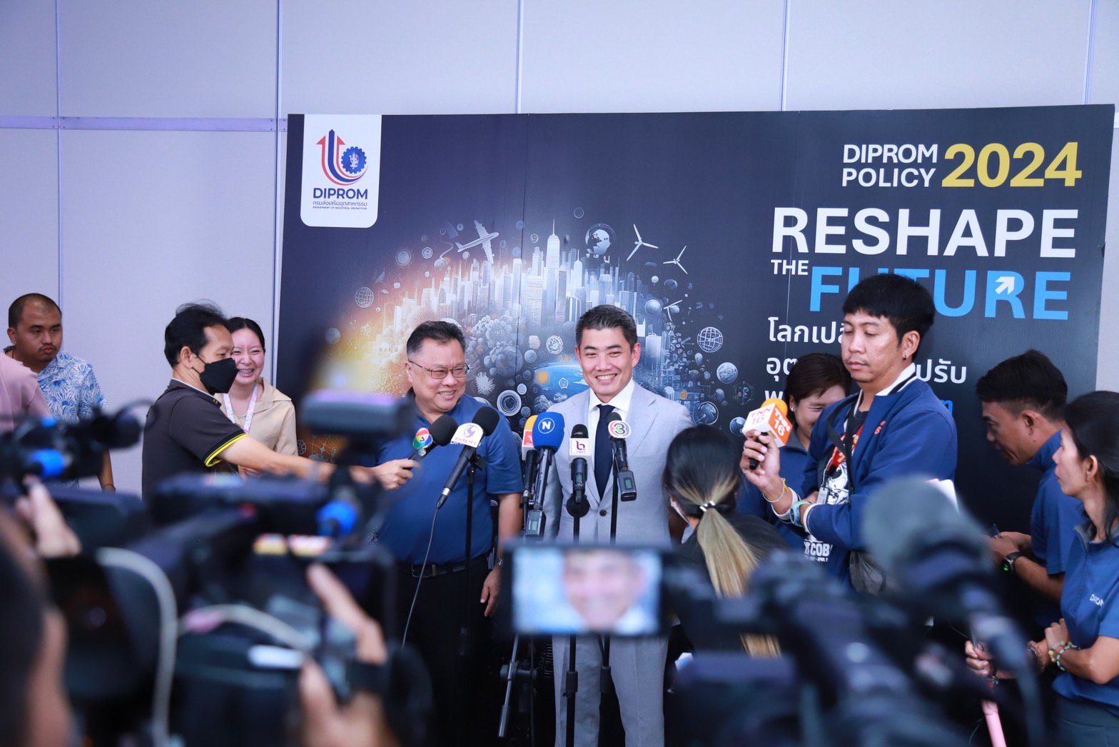 “อธิบดีภาสกร” ชูนโยบาย RESHAPE THE FUTURE ปรับ 3 ด้าน รับเทรนด์โลก ตอกย้ำผู้ประกอบการ “คิดถึงธุรกิจ คิดถึงดีพร้อม” คาดกระตุ้นเศรษฐกิจกว่า 10,000 ล้านบาท