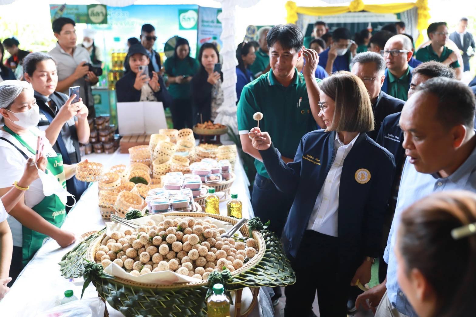 “รัฐมนตรีฯ พิมพ์ภัทรา” นำคณะผู้บริหารกระทรวงอุตสาหกรรม ลงพื้นที่จังหวัด“ชุมพร” เยี่ยมชมและให้กำลังใจ พร้อมรับฟังปัญหาอุปสรรคและข้อเสนอแนะ ผู้ประกอบกิจการในพื้นที่ ผลักดันสู่เป้าหมายตามนโยบายของกระทรวงอุตสาหกรรม