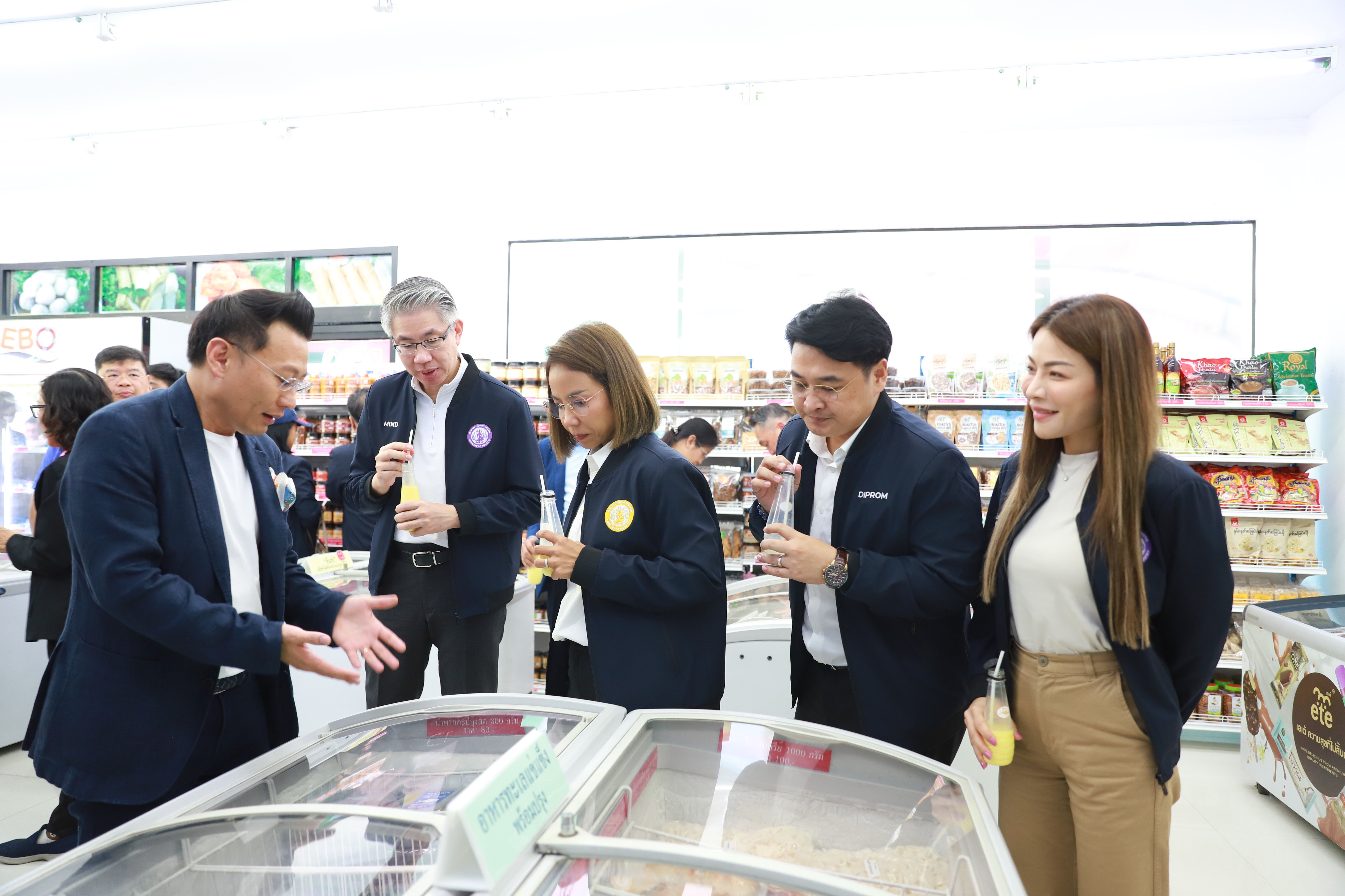 ัฐมนตรีฯ พิมพ์ภัทรา ลงพื้นที่จังหวัดระนอง เยี่ยมชมสถานประกอบการ รับฟังข้อเสนอแนะจากผู้ประกอบกิจการโรงงานในพื้นที่ และเยี่ยมชมท่าเรือระนอง เชื่อมโยงการขนส่งระหว่างอ่าวไทยและทะเลอันดามัน รับโครงการแลนด์บริดจ์