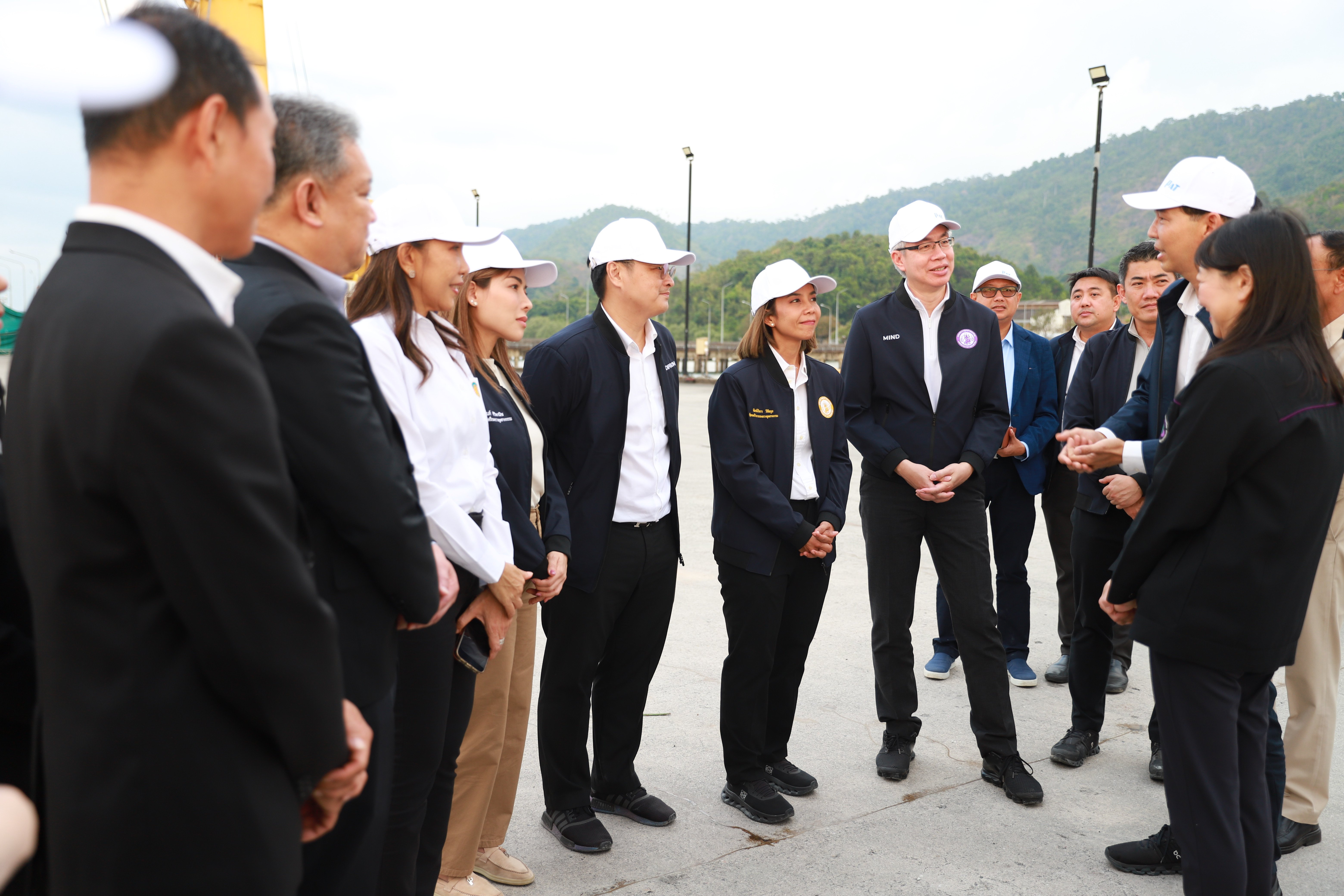 ัฐมนตรีฯ พิมพ์ภัทรา ลงพื้นที่จังหวัดระนอง เยี่ยมชมสถานประกอบการ รับฟังข้อเสนอแนะจากผู้ประกอบกิจการโรงงานในพื้นที่ และเยี่ยมชมท่าเรือระนอง เชื่อมโยงการขนส่งระหว่างอ่าวไทยและทะเลอันดามัน รับโครงการแลนด์บริดจ์