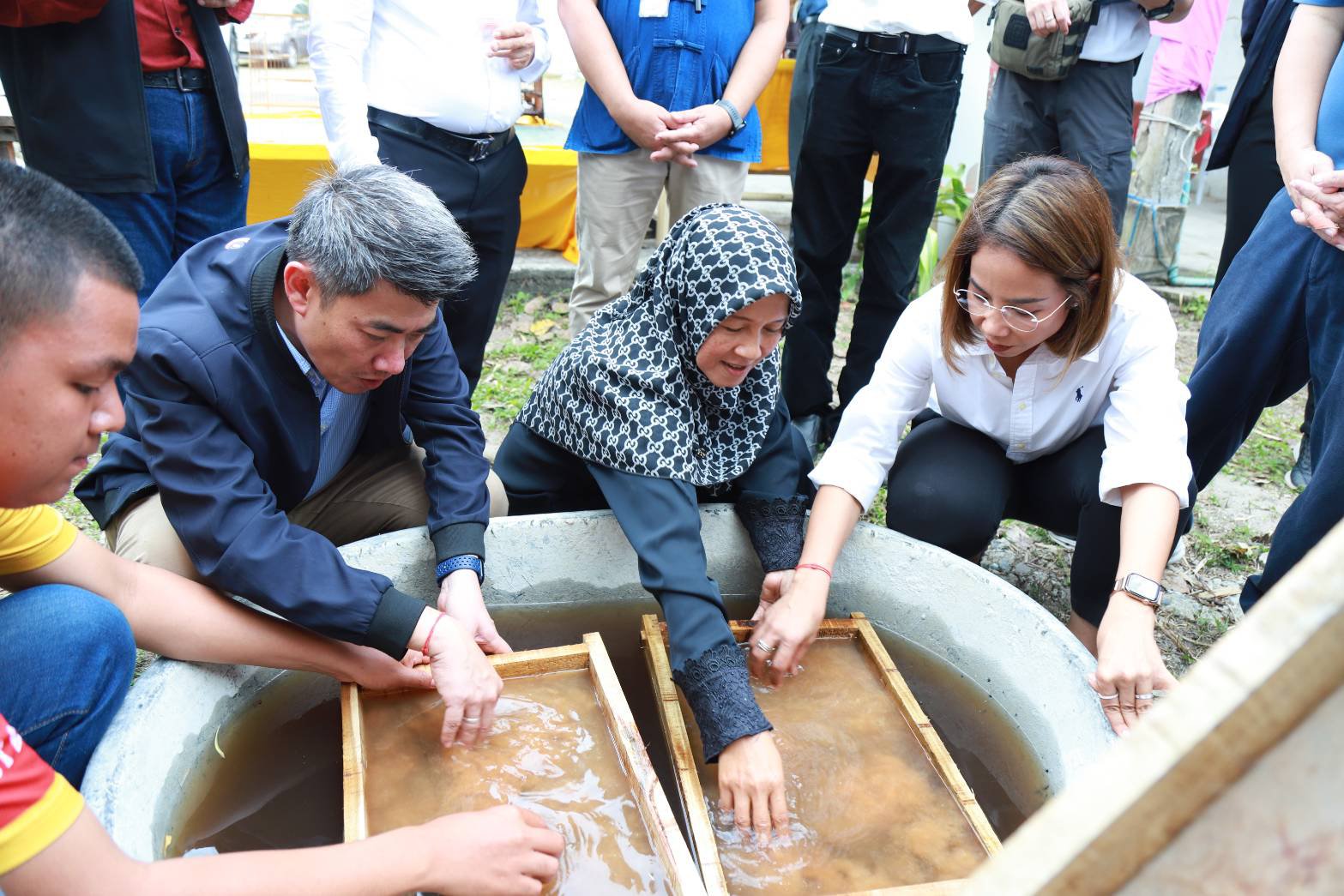 “รมว.พิมพ์ภัทรา” เดินหน้าชุมชนเปลี่ยน RESHAPE THE AREA ประเดิมเปิดศูนย์แปรรูปสมุนไพรยาเส้น เมืองนครศรี โมเดลต้นแบบเสริมแกร่งเศรษฐกิจฐานราก