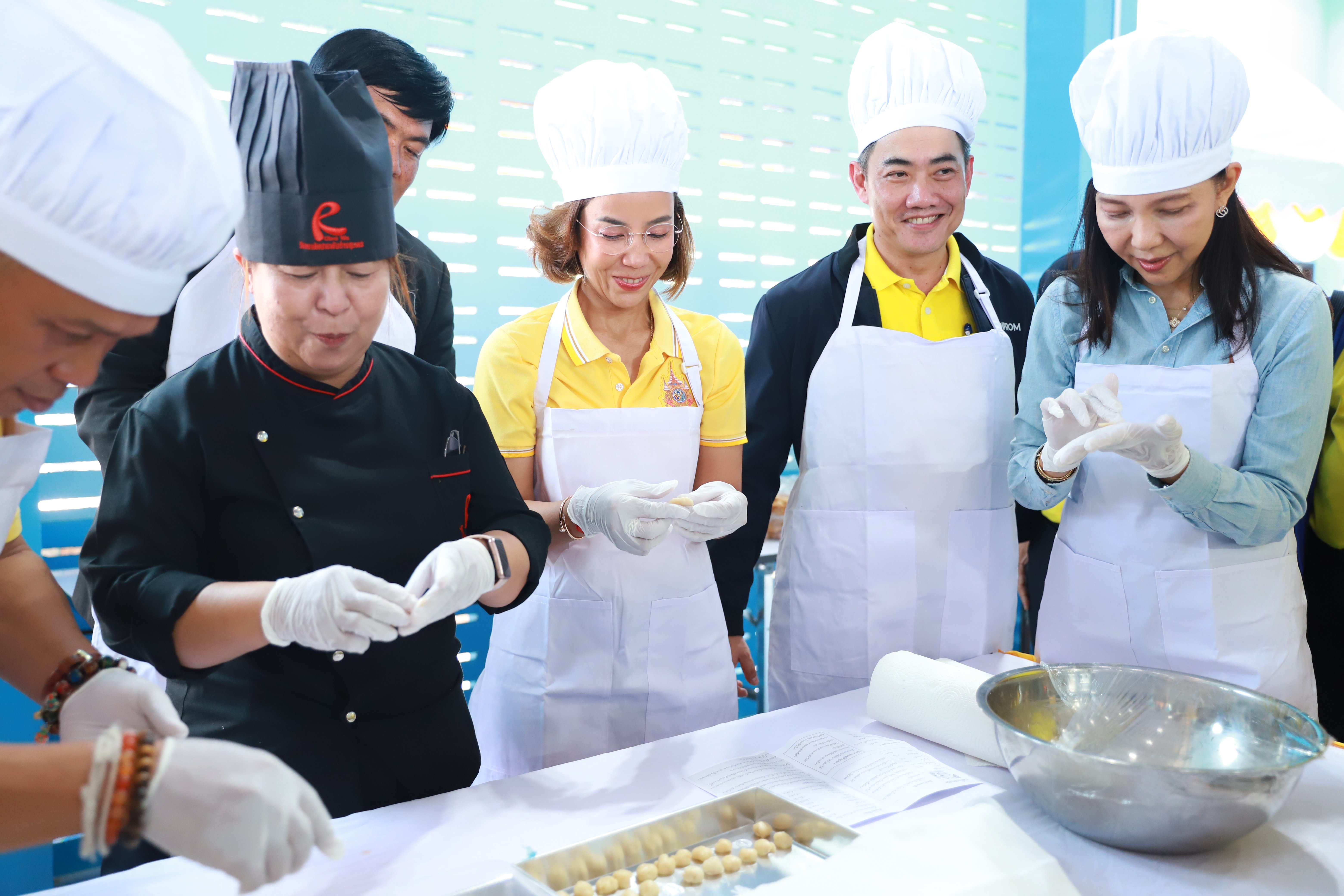 “รมว.พิมพ์ภัทรา” ยกระดับเสริมสร้างเศรษฐกิจฐานราก "การทำขนมไทยปั้นขลิบ" ภายใต้โครงการ ยกระดับเศรษฐกิจชุมชนสู่ความยั่งยืน  