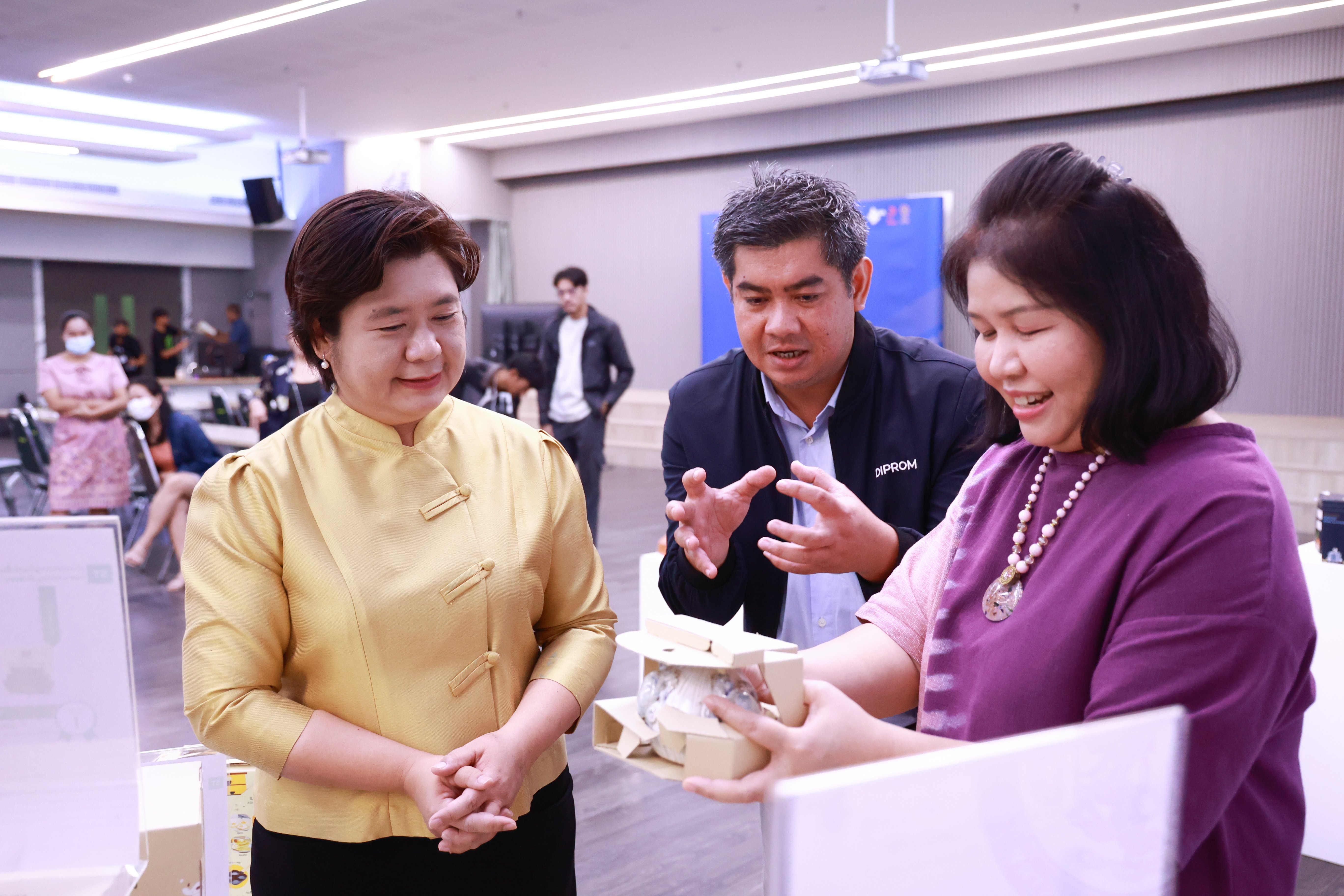 ดีพร้อม จับมือพันธมิตร เดินหน้าเฟ้นหานักออกแบบหน้าใหม่ประดับวงการบรรจุภัณฑ์ไทย พร้อมชูแนวคิด “วิถีไทย” ลุ้นเงินรางวัลกว่า 250,000 บาท