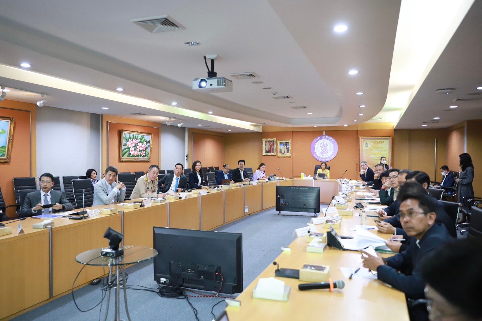 รัฐมนตรีฯ พิมพ์ภัทรา เรียกประชุมคณะผู้บริหาร อก. ติดตามการปรับปรุงกระบวนการออกใบอนุญาตของ อก.