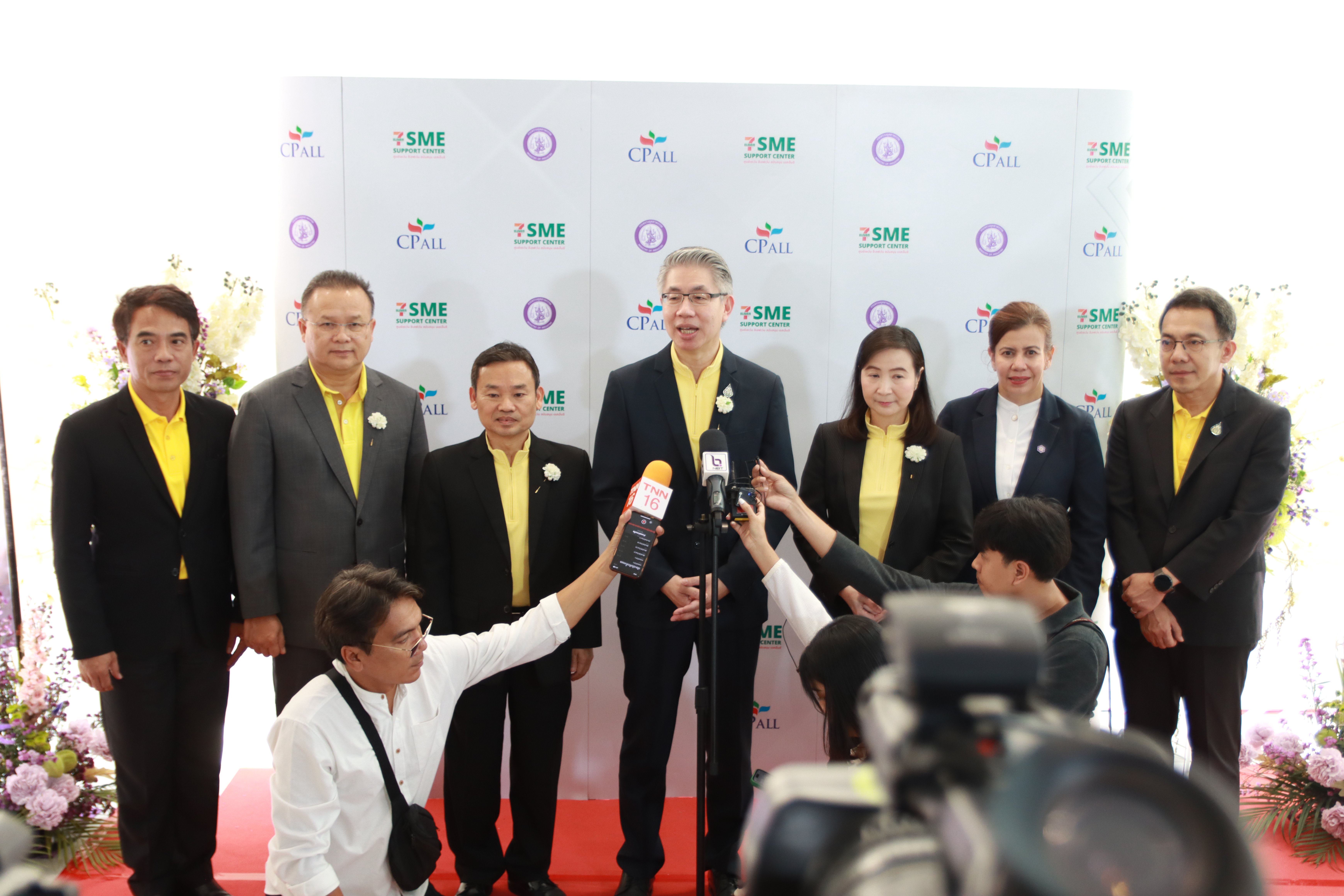 ก.อุตฯ ผนึก ซีพี ออลล์ ผ่านเซเว่นฯ สนับสนุน SMEs ไทยให้เติบโต เปิดโอกาสการตลาดส่งสินค้า SMEs สู่มือผู้บริโภค พร้อมยกระดับขีดความสามารถทางการแข่งขัน ตั้งเป้ายกระดับสินค้า นวัตกรรม สู่มาตรฐานสากล