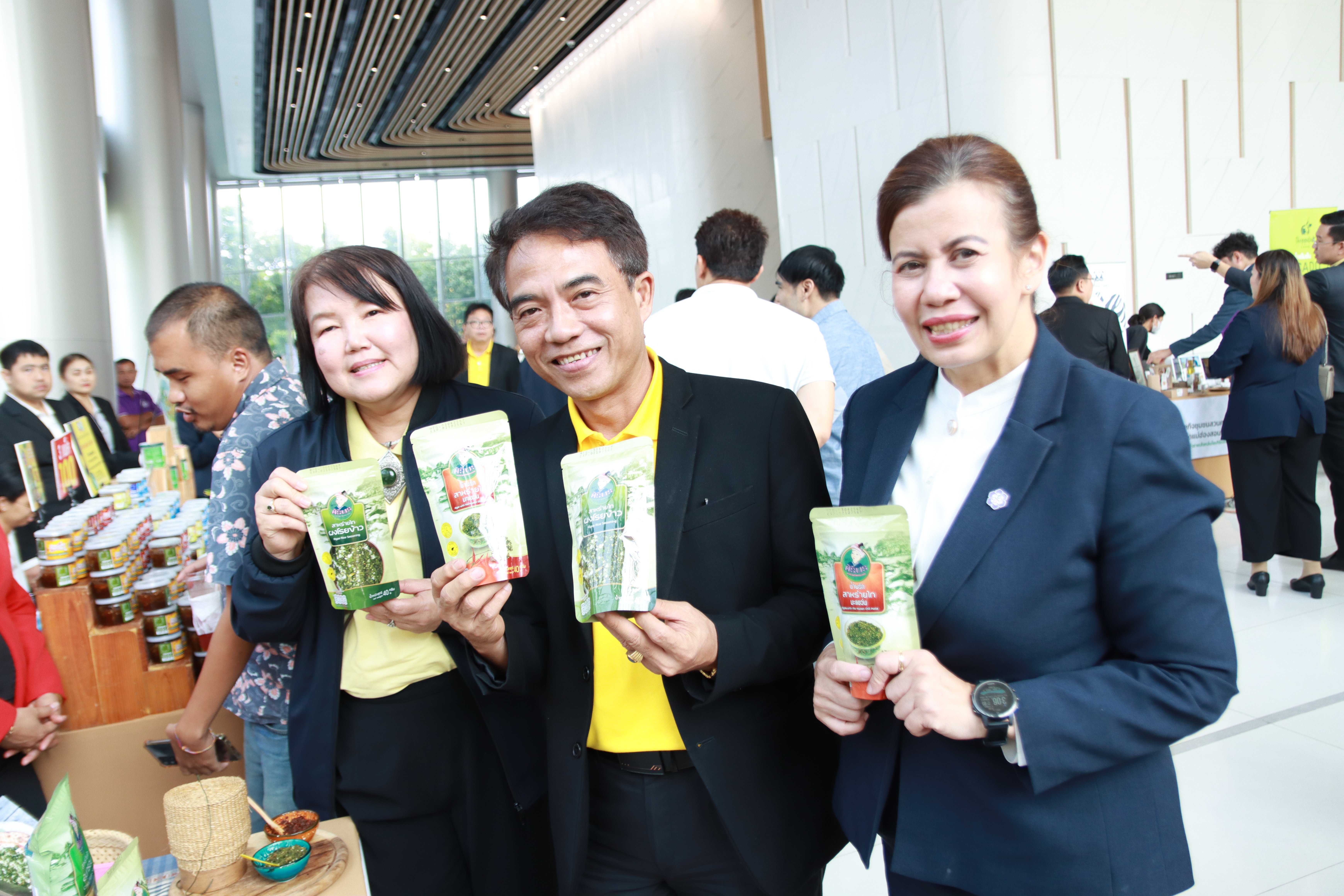 ก.อุตฯ ผนึก ซีพี ออลล์ ผ่านเซเว่นฯ สนับสนุน SMEs ไทยให้เติบโต เปิดโอกาสการตลาดส่งสินค้า SMEs สู่มือผู้บริโภค พร้อมยกระดับขีดความสามารถทางการแข่งขัน ตั้งเป้ายกระดับสินค้า นวัตกรรม สู่มาตรฐานสากล
