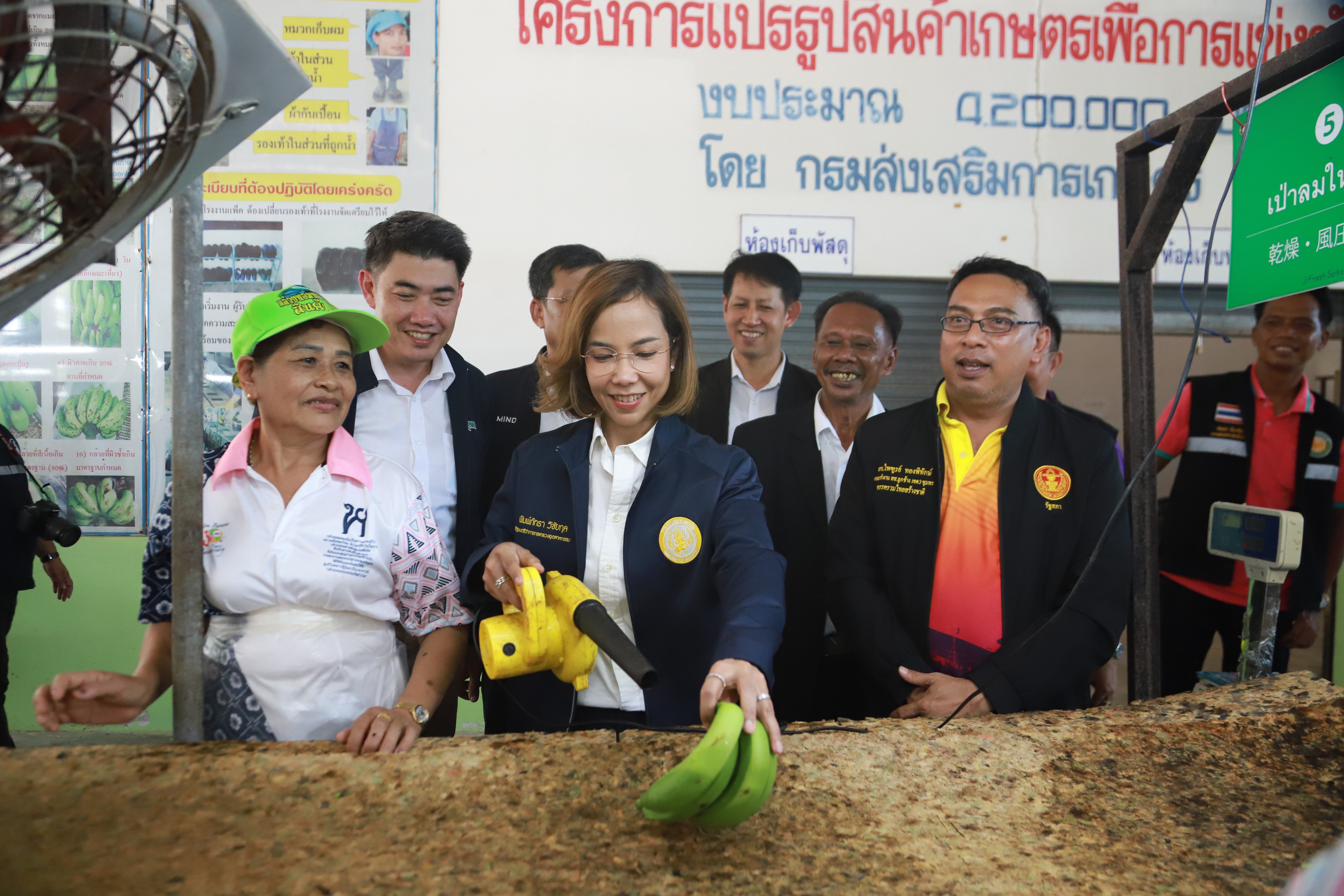 “รมว.พิมพ์ภัทรา” ลงพื้นที่เร่งเครื่องยกระดับธุรกิจชุมชนผ่านแนวคิดชุมชนเปลี่ยน ผนึกกำลัง บริษัท โตโยต้าฯ นำคาราคูริ ไคเซน ชูต้นแบบเครื่องทุ่นแรง