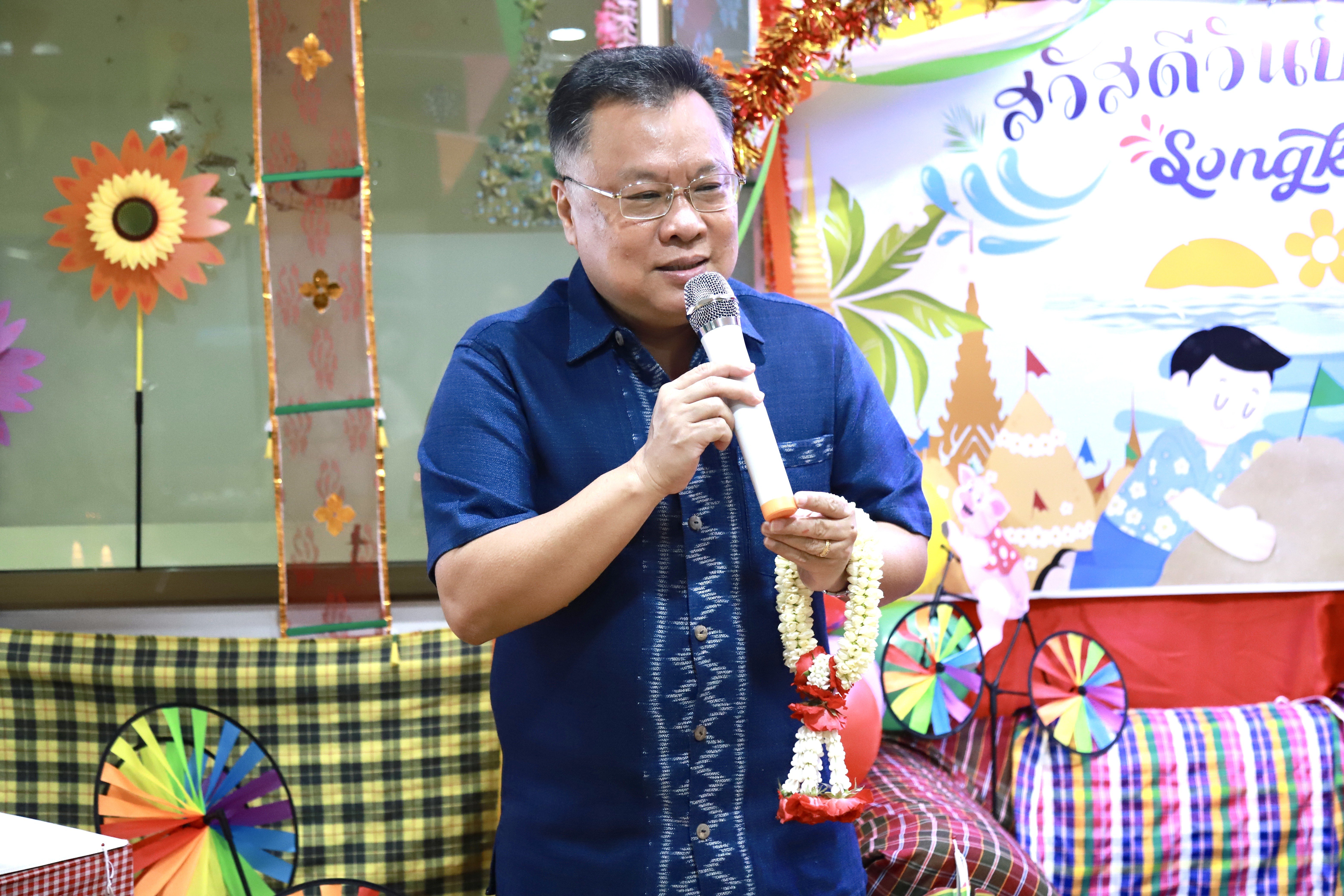“รสอ.วาที” ร่วมสรงน้ำพระเนื่องในเทศกาลสงกรานต์ พร้อมมอบนโยบายการทำงานให้แก่บุคลากร ศส.