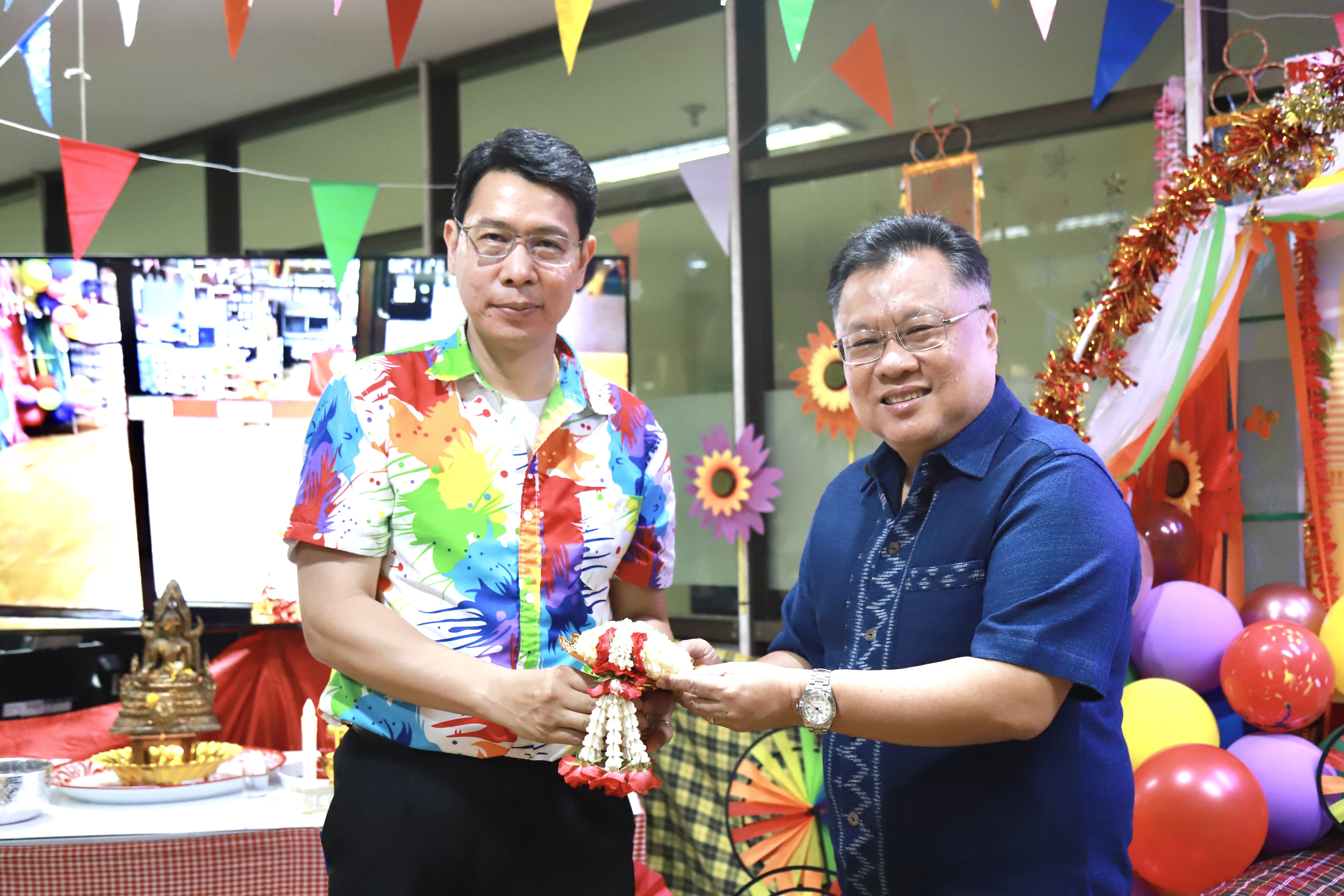 “รสอ.วาที” ร่วมสรงน้ำพระเนื่องในเทศกาลสงกรานต์ พร้อมมอบนโยบายการทำงานให้แก่บุคลากร ศส.