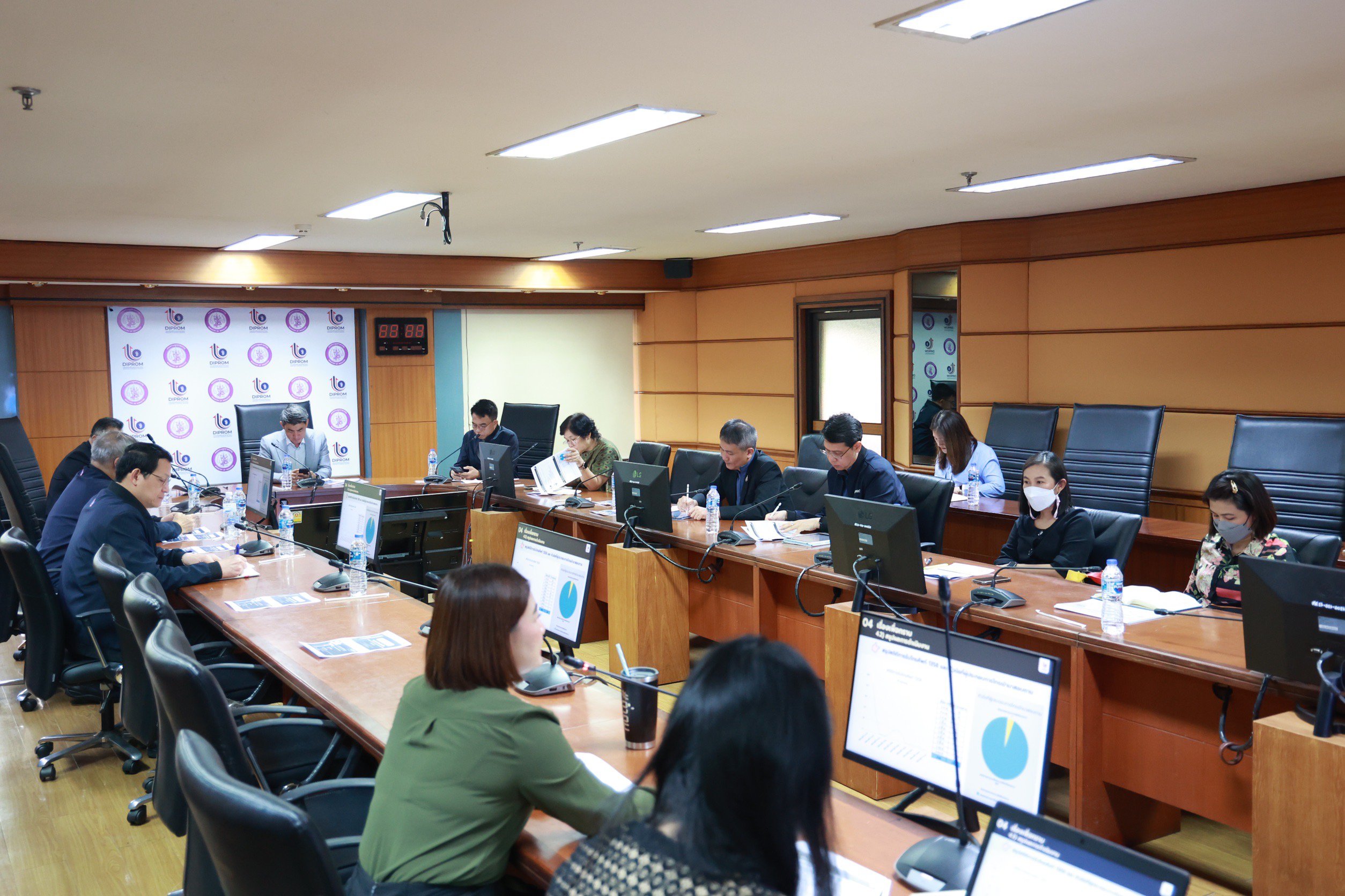 ”อสอ. ภาสกร“ นำทีมประชุมคณะทำงานขับเคลื่อน การพัฒนาวิสาหกิจขนาดกลางและขนาดย่อมด้านการเงิน