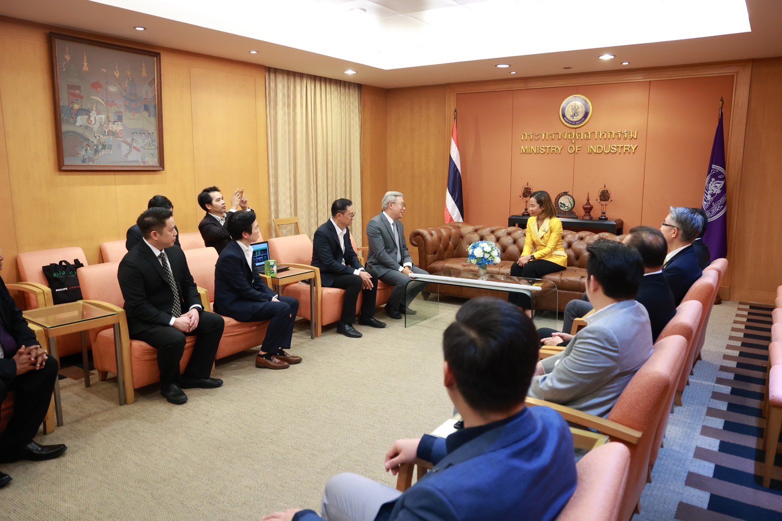 รัฐมนตรีฯ พิมพ์ภัทรา รับมอบผลิตภัณฑ์ส่องสว่างจาก ”ซิกนิฟาย“ หนุนช่วยผู้ประสบภัยน้ำท่วม