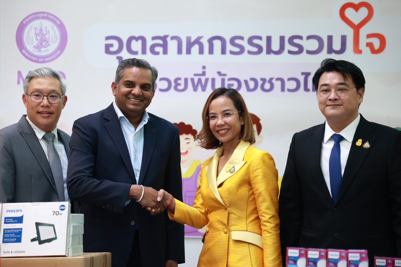 รัฐมนตรีฯ พิมพ์ภัทรา รับมอบผลิตภัณฑ์ส่องสว่างจาก ”ซิกนิฟาย“ หนุนช่วยผู้ประสบภัยน้ำท่วม