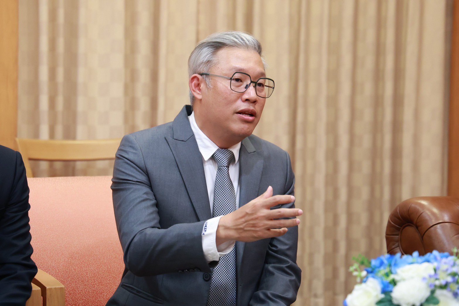 รัฐมนตรีฯ พิมพ์ภัทรา รับมอบผลิตภัณฑ์ส่องสว่างจาก ”ซิกนิฟาย“ หนุนช่วยผู้ประสบภัยน้ำท่วม