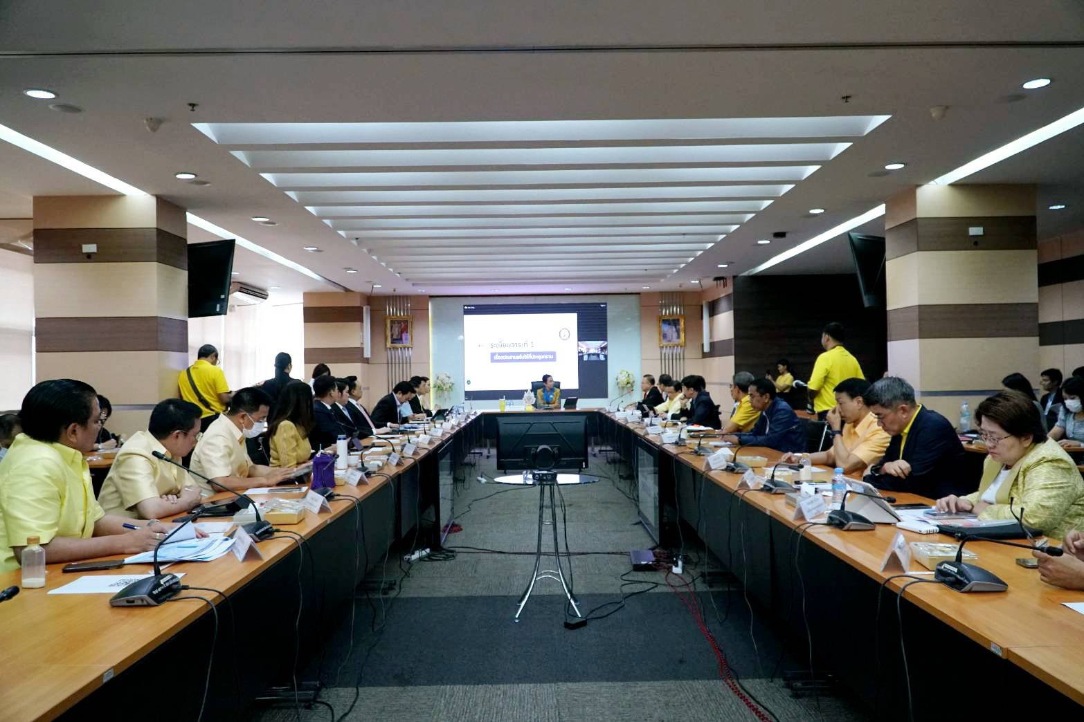 รัฐมนตรีฯ พิมพ์ภัทรา ประชุมผู้บริหาร อก. เร่งขยับความสัมพันธ์ ไทย-ซาอุฯ ผลักดันสินค้าฮาลาลไทยสู่ตลาดซาอุดิอาระเบีย พร้อมรับลูกนายกเตรียมแผน ศูนย์ One Stop Service บริการประชาชน วางแนวทางแก้ปัญหาการจัดการใบอนุญาต รง. 4 แล้วเสร็จใน 30 วัน แนะตรวจสอบสถานประก