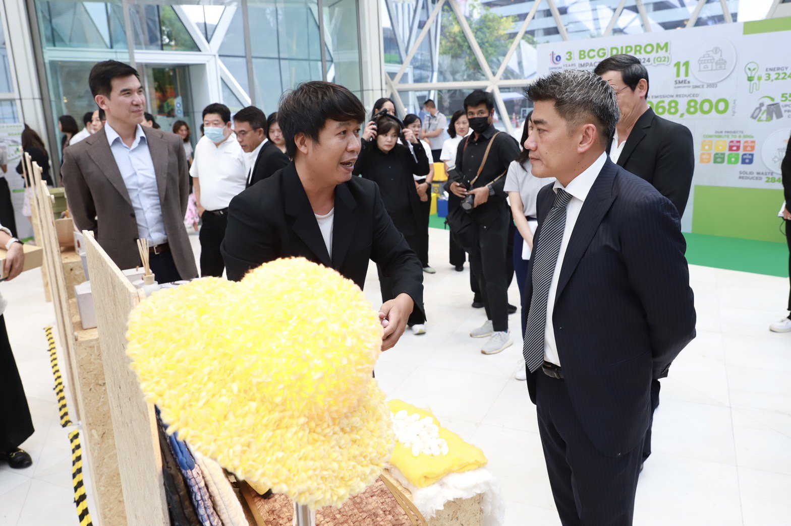 ดีพร้อม โชว์ผลสำเร็จ “BCG Model” นำร่อง 10 กิจการช่วยลดการปล่อยก๊าซเรือนกระจกกว่า 2,000 ตันต่อปี พร้อมขยายผลปี 67 เตรียมเปิดตัวเดือนมิถุนายนนี้