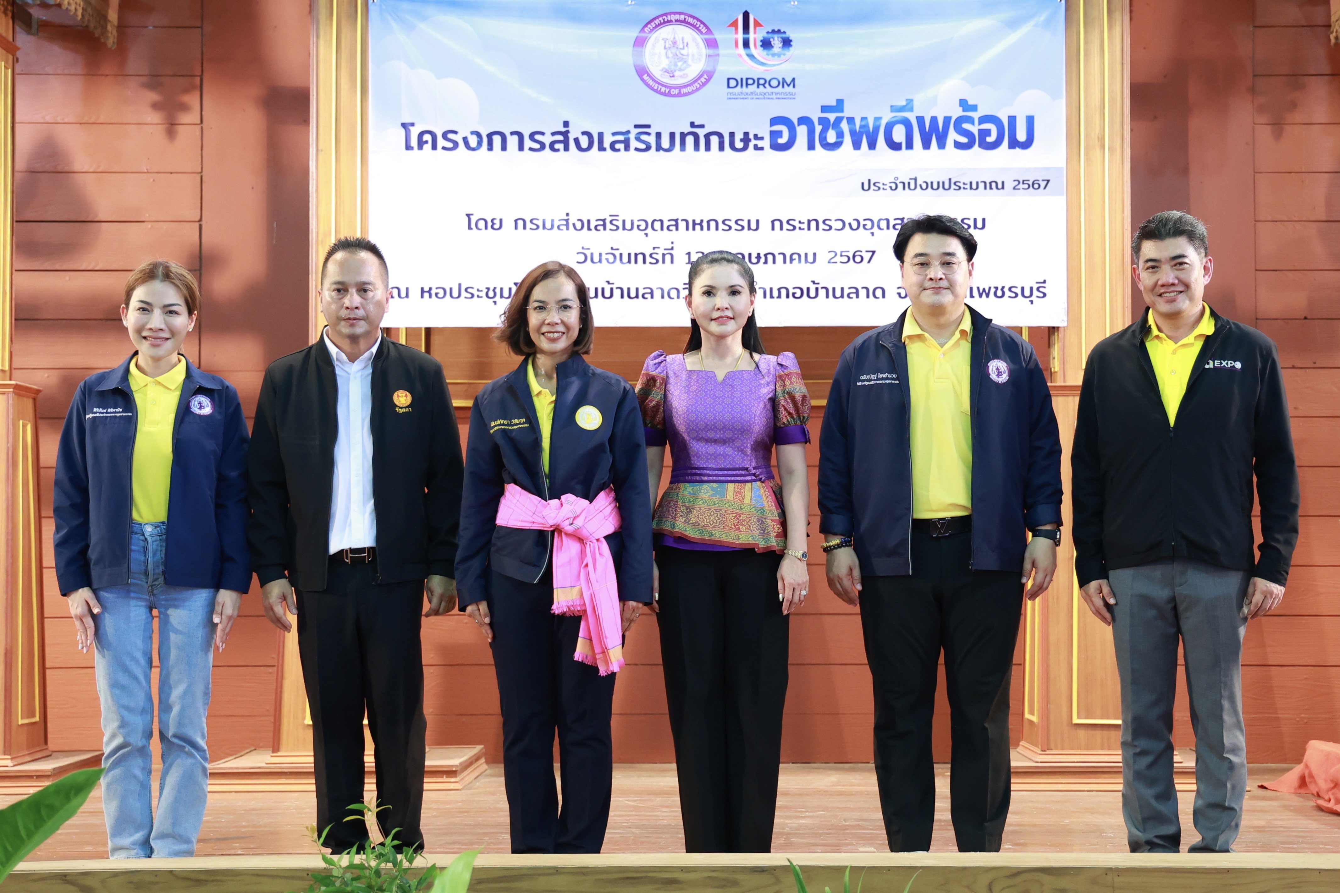 “พิมพ์ภัทรา” ยกคณะลงพื้นที่ภาคกลางตอนล่าง 2 ตรวจเยี่ยมการฝึกอาชีพชุมชน-รับฟังปัญหา ก่อนชงเข้าที่ประชุม ครม.สัญจรนอกสถานที่ ครั้งที่ 3