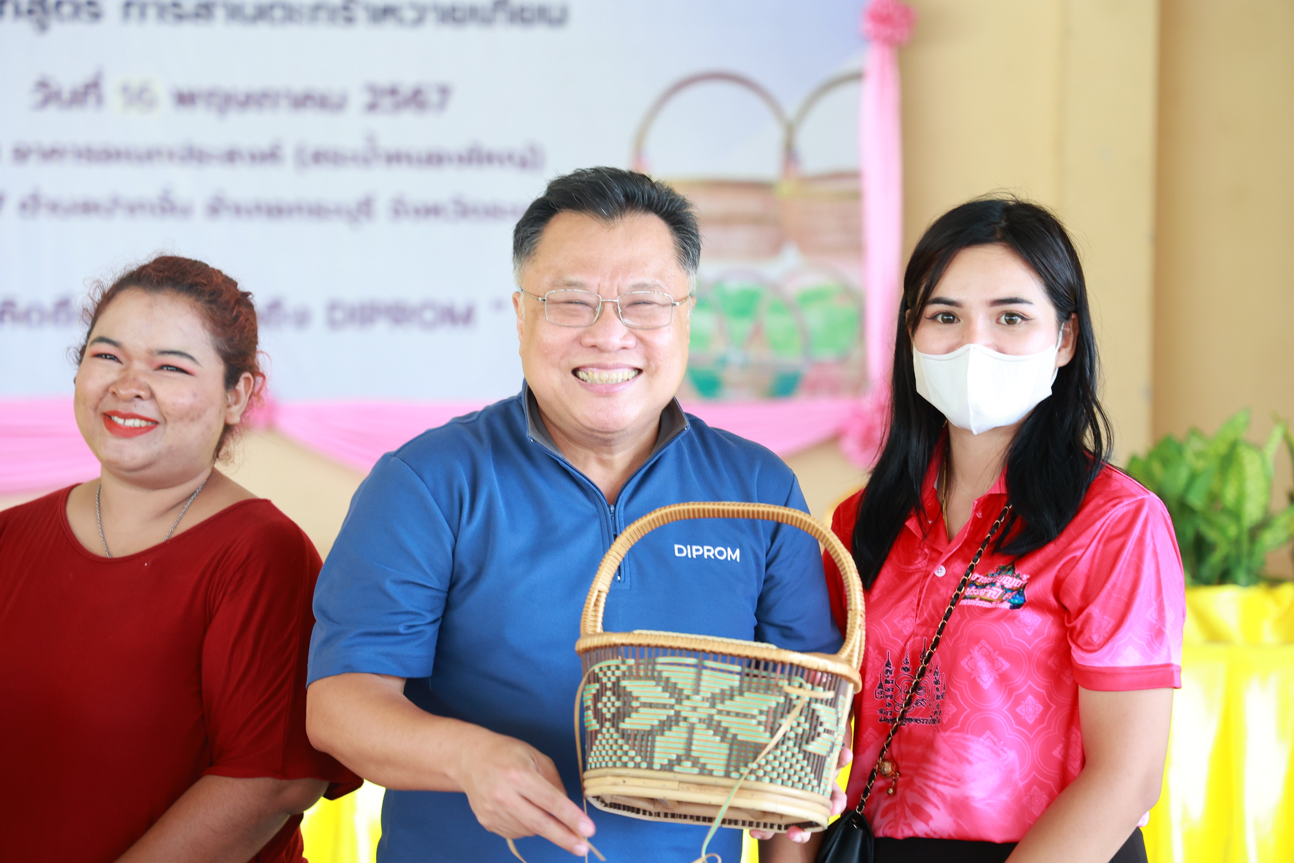 "รัฐมนตรีฯ พิมพ์ภัทรา" ลงพื้นที่จังหวัดระนอง ยกระดับเศรษฐกิจชุมชนสู่ความยั่งยืน พร้อมมอบนโยบาย ส่งเสริมอุตสาหกรรม SMEs ให้เติบโต ก้าวสู่สากล
