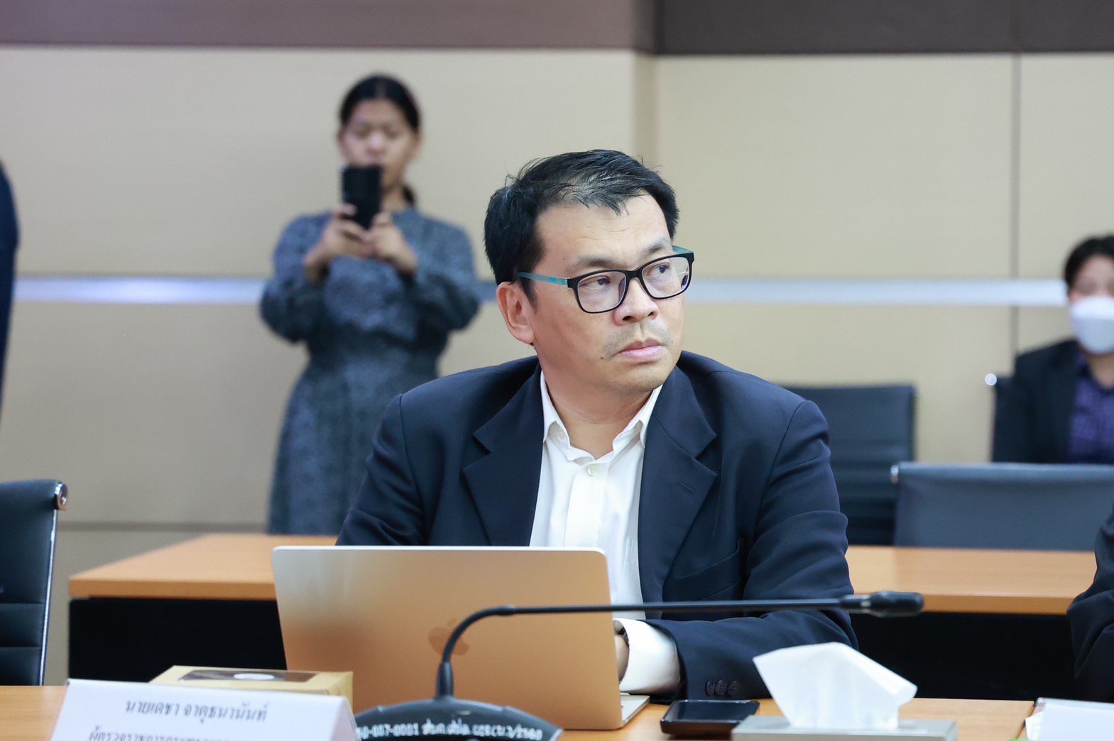 “พิมพ์ภัทรา” ประชุมผู้บริหารกระทรวงอุตสาหกรรม ย้ำ ให้ดูแลประชาชนที่ได้รับผลกระทบจากเหตุไฟไหม้มาบตาพุด – การขนย้ายกากสารเคมี กำชับต้องสื่อสารให้ชัดเจน  พร้อมเร่งรัดออกใบอนุญาต รง.4 และต้องทำให้ถูกต้องตามกระบวนการ