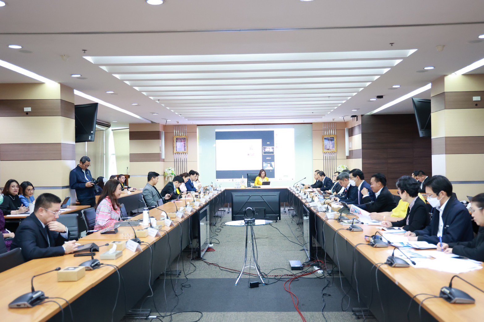 “พิมพ์ภัทรา” ประชุมผู้บริหารกระทรวงอุตสาหกรรม ย้ำ ให้ดูแลประชาชนที่ได้รับผลกระทบจากเหตุไฟไหม้มาบตาพุด – การขนย้ายกากสารเคมี กำชับต้องสื่อสารให้ชัดเจน  พร้อมเร่งรัดออกใบอนุญาต รง.4 และต้องทำให้ถูกต้องตามกระบวนการ