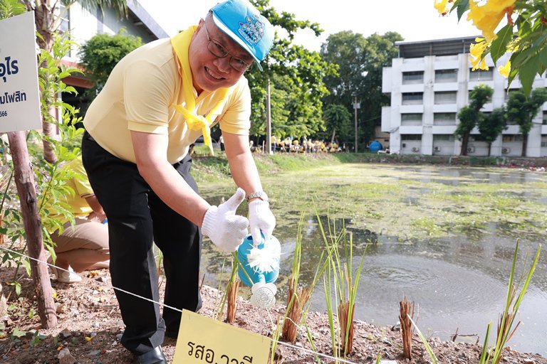 "อธิบดีใบน้อย" นำทีมชาวดีพร้อมรวมพลังจิตอาสาปลูกต้นหญ้าแฝก จำนวน 100,000 ต้น