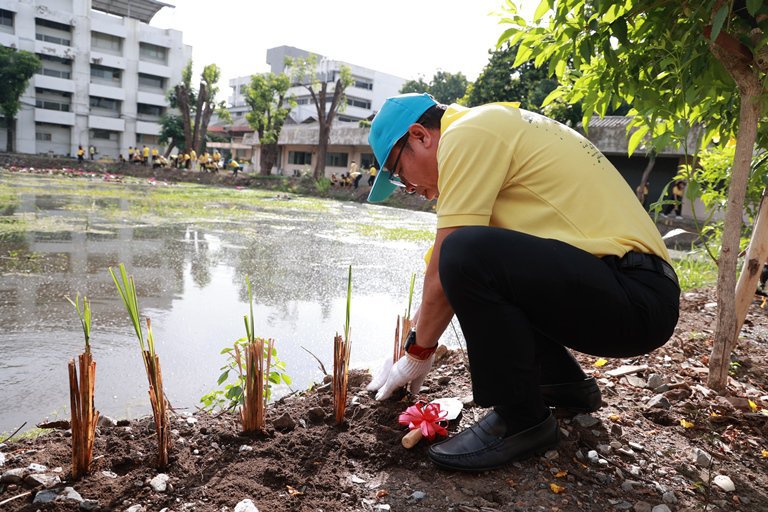 "อธิบดีใบน้อย" นำทีมชาวดีพร้อมรวมพลังจิตอาสาปลูกต้นหญ้าแฝก จำนวน 100,000 ต้น