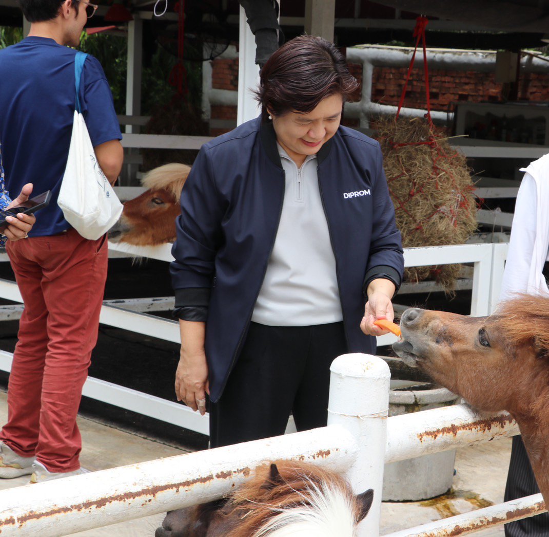 "รสอ.ดวงดาว" เยี่ยมชมพันธ์สุข ฟู้ดแอนด์ฟาร์ม