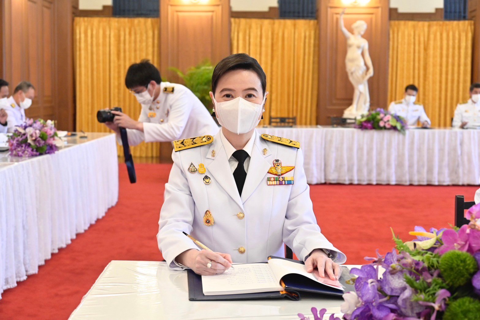 ปลัดฯ ณัฐพล นำคณะผู้บริหาร ก.อุตฯ ทูลเกล้าถวายแจกันดอกไม้ และลงนามถวายพระพรสมเด็จพระนางเจ้าฯ พระบรมราชินี เนื่องในโอกาสวันเฉลิมพระชนมพรรษา 3 มิถุนายน 2567 