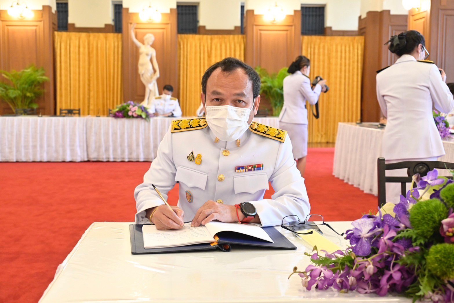 ปลัดฯ ณัฐพล นำคณะผู้บริหาร ก.อุตฯ ทูลเกล้าถวายแจกันดอกไม้ และลงนามถวายพระพรสมเด็จพระนางเจ้าฯ พระบรมราชินี เนื่องในโอกาสวันเฉลิมพระชนมพรรษา 3 มิถุนายน 2567 