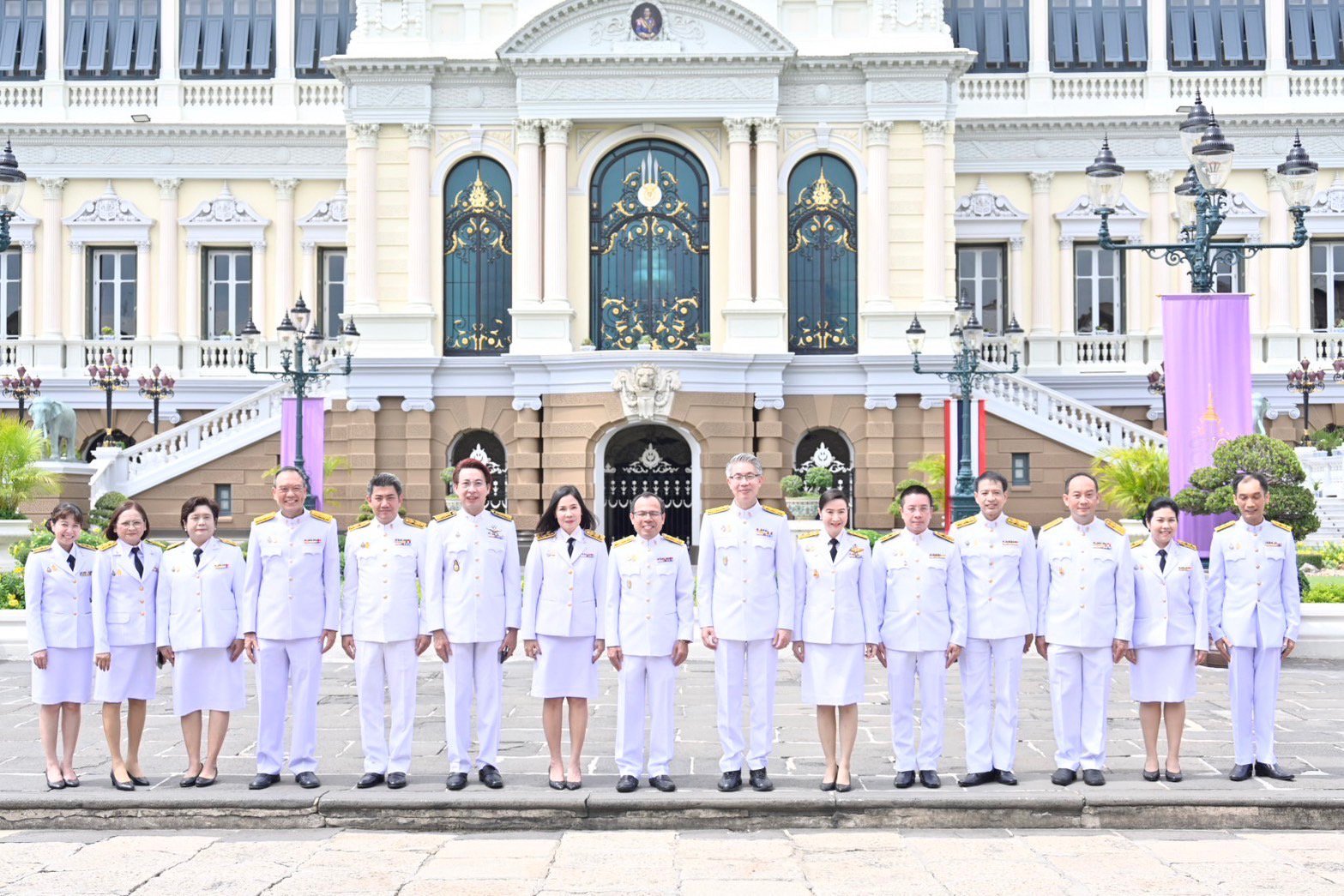 ปลัดฯ ณัฐพล นำคณะผู้บริหาร ก.อุตฯ ทูลเกล้าถวายแจกันดอกไม้ และลงนามถวายพระพรสมเด็จพระนางเจ้าฯ พระบรมราชินี เนื่องในโอกาสวันเฉลิมพระชนมพรรษา 3 มิถุนายน 2567 