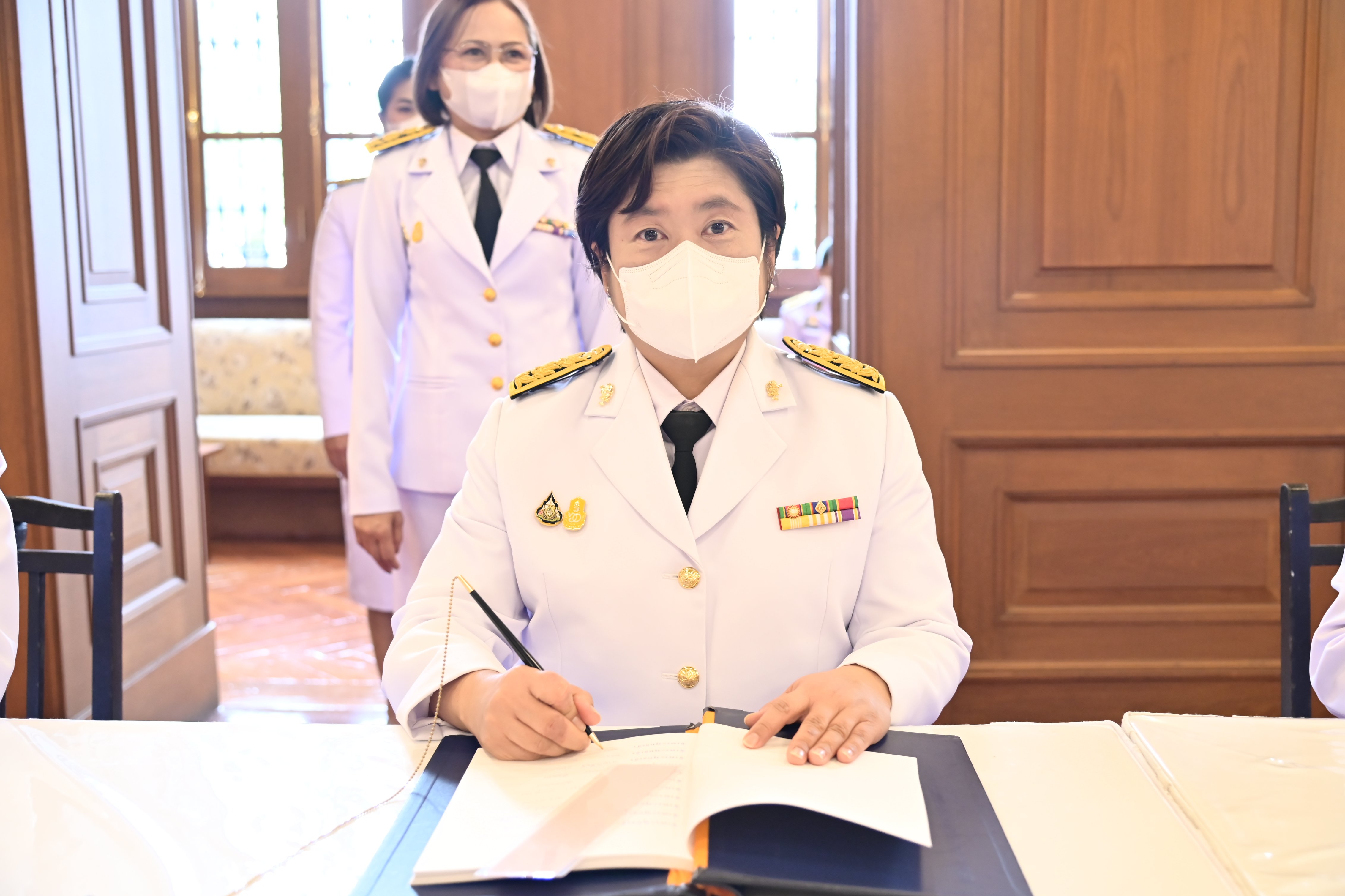 ปลัดฯ ณัฐพล นำคณะผู้บริหาร ก.อุตฯ ทูลเกล้าถวายแจกันดอกไม้ และลงนามถวายพระพรสมเด็จพระนางเจ้าฯ พระบรมราชินี เนื่องในโอกาสวันเฉลิมพระชนมพรรษา 3 มิถุนายน 2567 