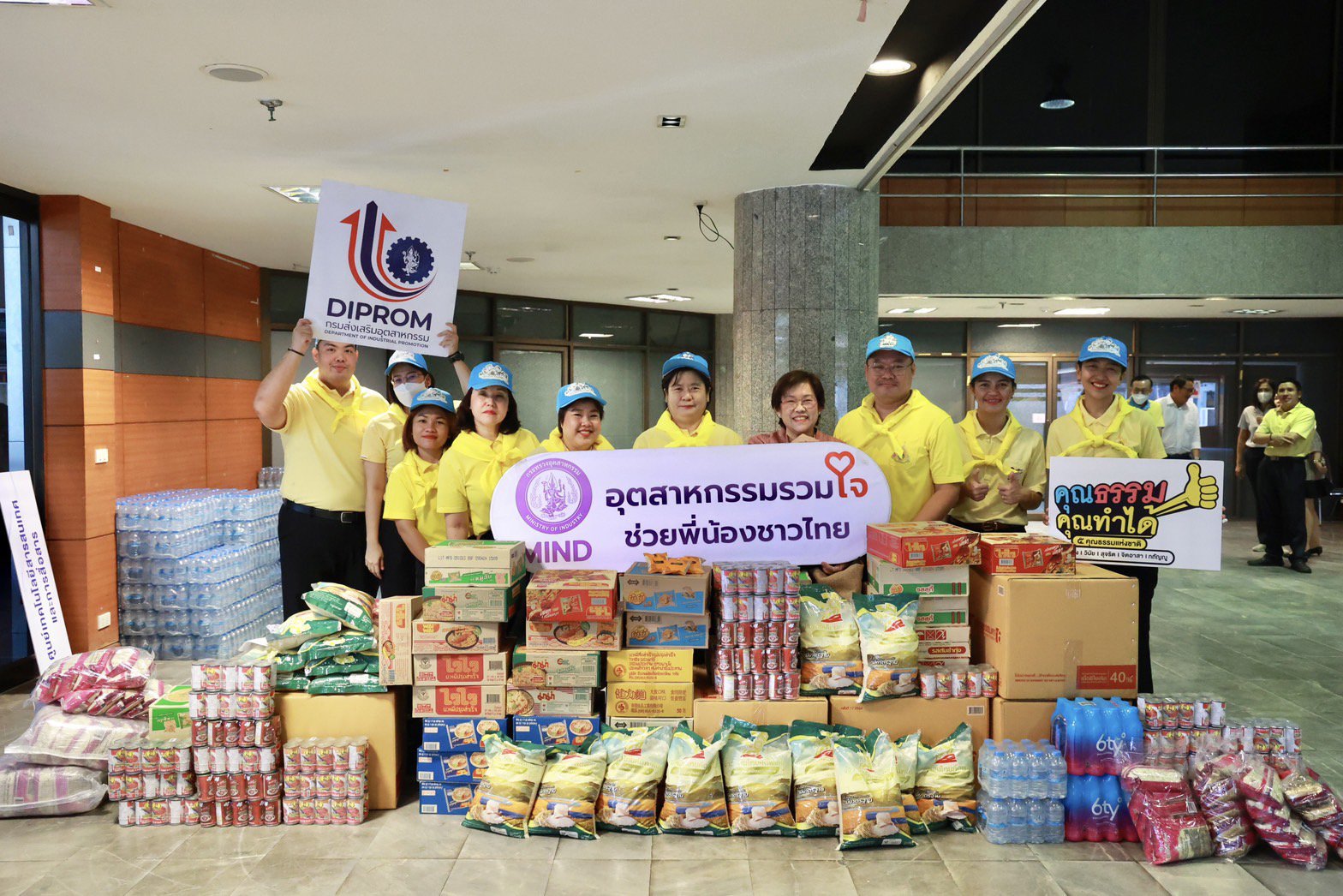 “รสอ.ดวงดาว” ร่วมขนย้ายถุงยังชีพ มอบให้แก่ผู้ประสบอุทกภัย พื้นที่ จ.นราธิวาส