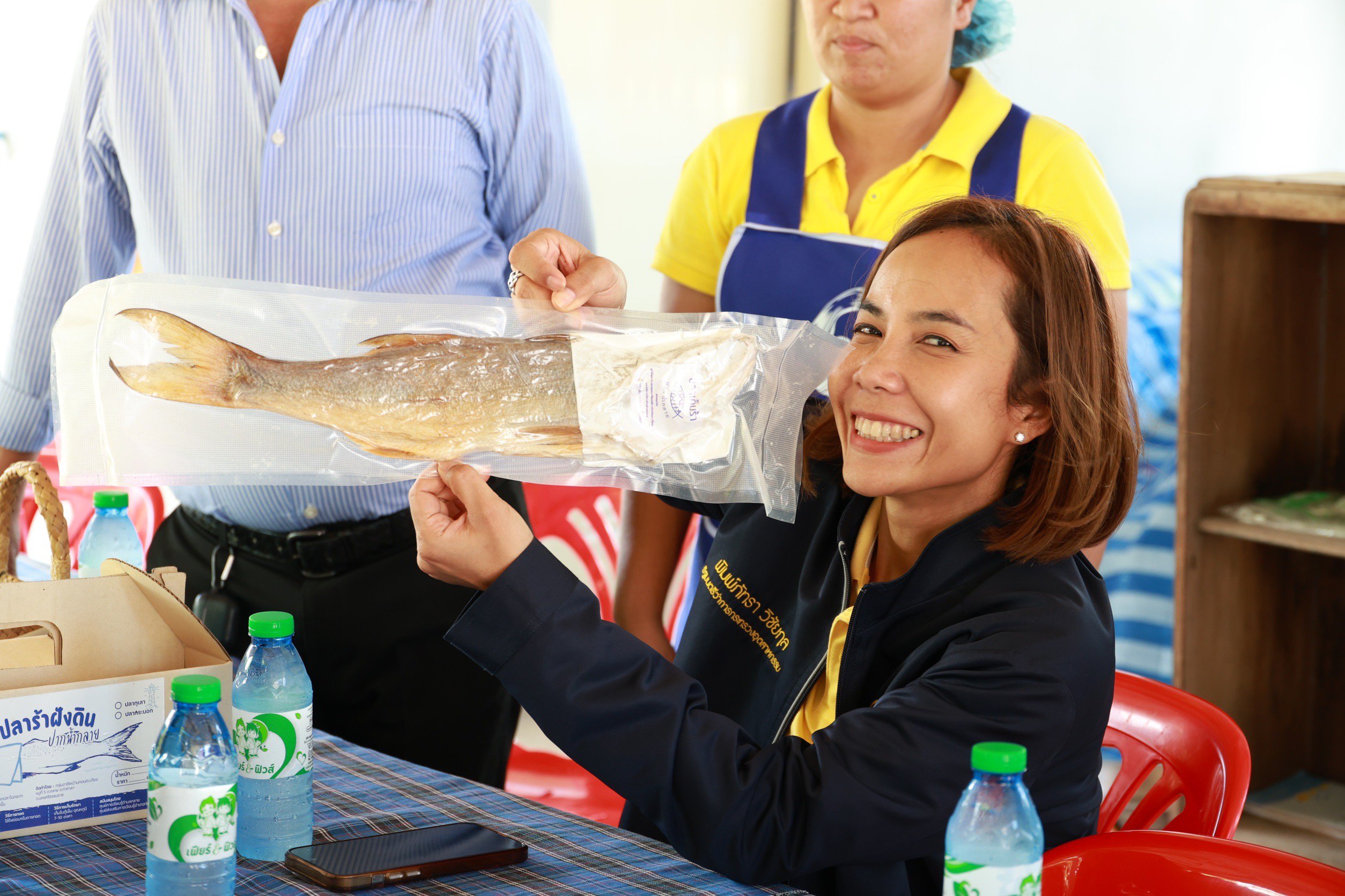 “รัฐมนตรีฯ พิมพ์ภัทรา” จับมือคนคอน พัฒนาปลาเค็มร้า ของดีชุมชนบ้านทอนตะเกียง