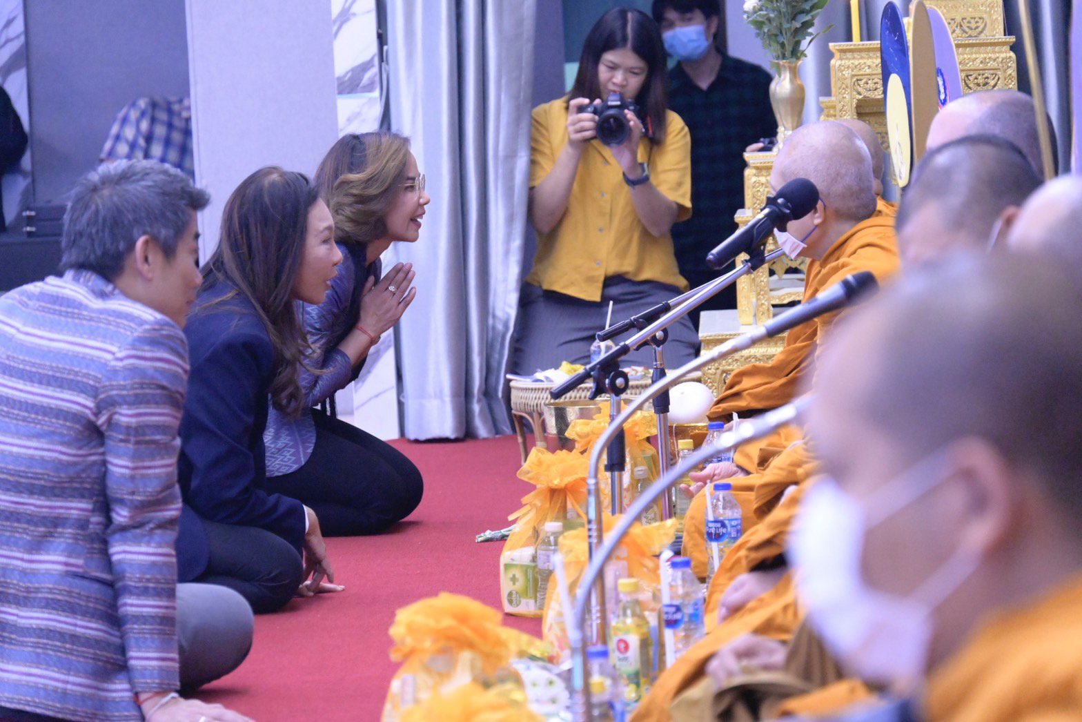 รมว.พิมพ์ภัทรา ร่วมกิจกรรมเสริมสร้างจริยธรรมฯ และทำบุญเนื่องในวันปีใหม่ 2567 ของดีพร้อม