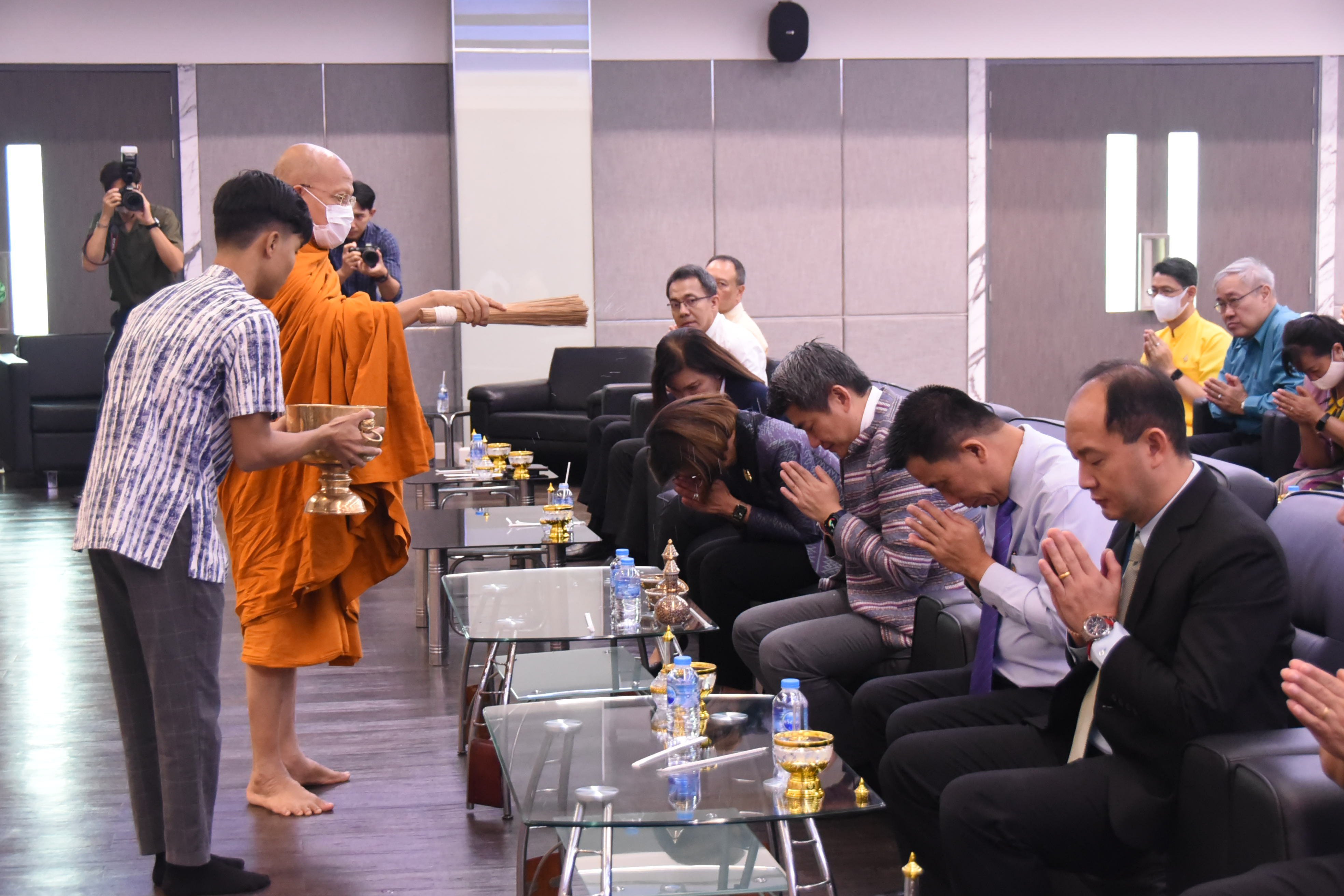 รมว.พิมพ์ภัทรา ร่วมกิจกรรมเสริมสร้างจริยธรรมฯ และทำบุญเนื่องในวันปีใหม่ 2567 ของดีพร้อม