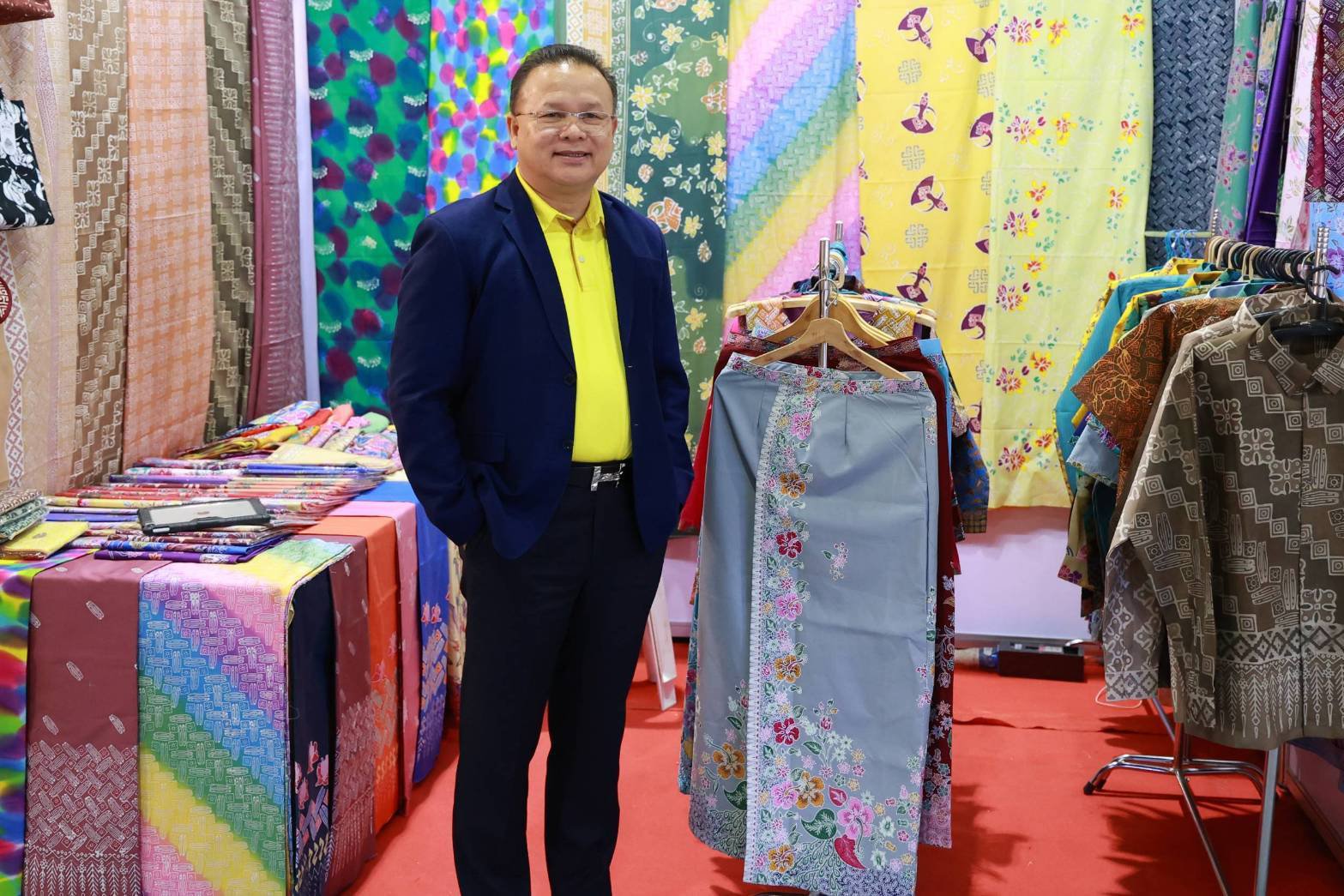 เลขานุการรัฐมนตรีฯ ไพลิน ร่วมพิธีเปิด “OTOP Midyear 2024 หลากหลายผลิตภัณฑ์สีสันภูมิปัญญาไทย” เปิดตัวอย่างคึกคัก ยกทัพสินค้ากว่า 2,000 ร้าน ชิม ช้อป ทั่วไทย