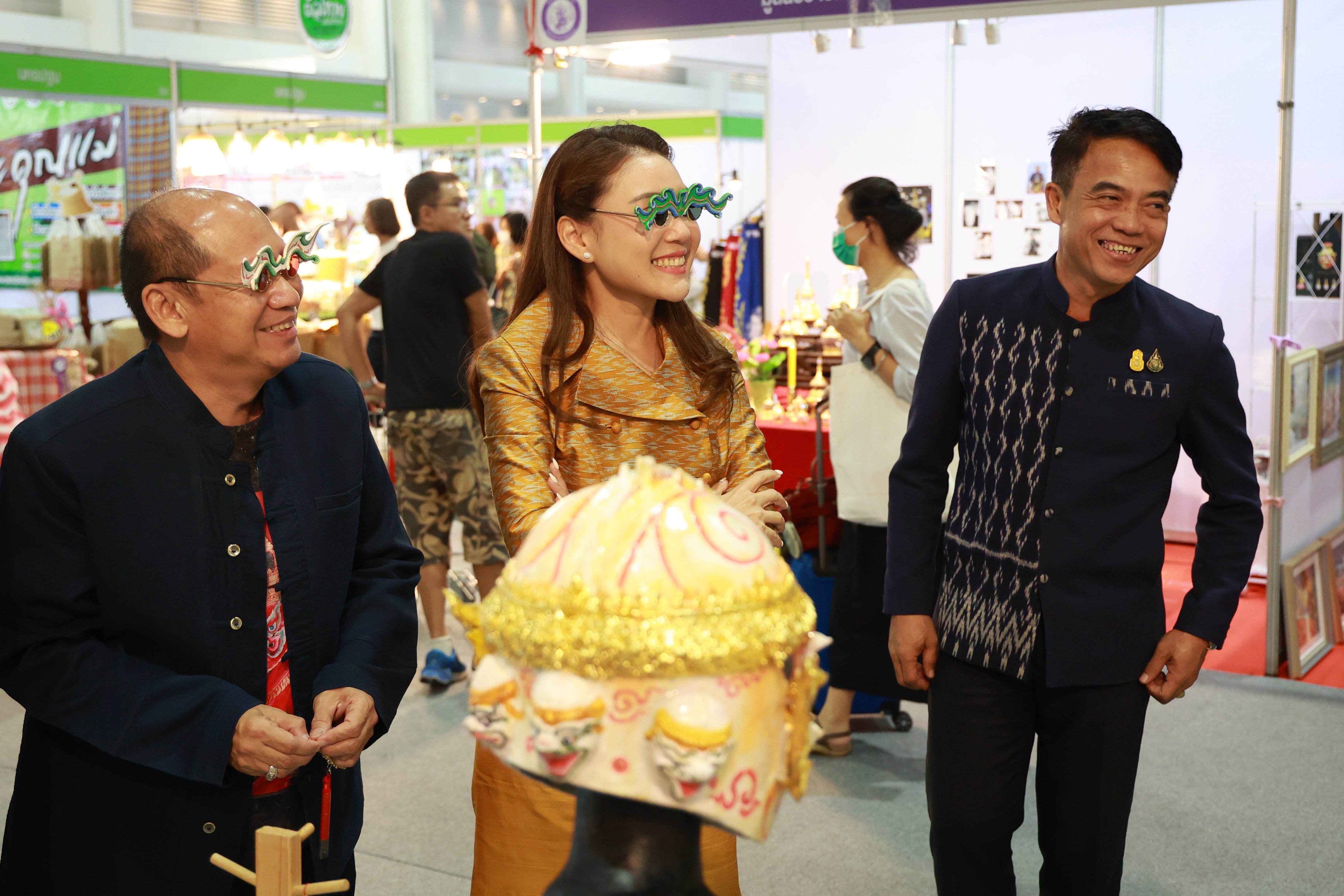 เลขานุการรัฐมนตรีฯ ไพลิน ร่วมพิธีเปิด “OTOP Midyear 2024 หลากหลายผลิตภัณฑ์สีสันภูมิปัญญาไทย” เปิดตัวอย่างคึกคัก ยกทัพสินค้ากว่า 2,000 ร้าน ชิม ช้อป ทั่วไทย