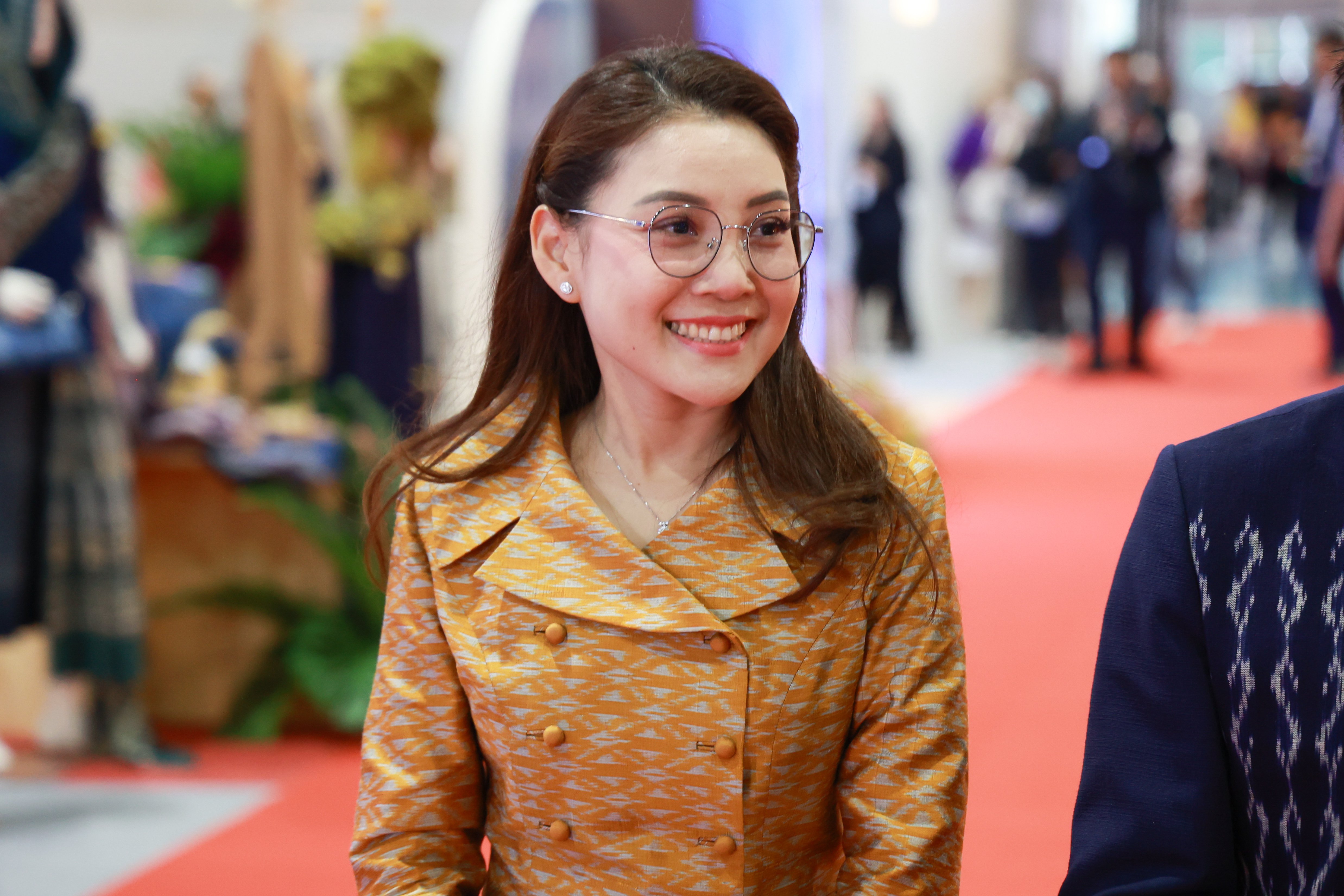 เลขานุการรัฐมนตรีฯ ไพลิน ร่วมพิธีเปิด “OTOP Midyear 2024 หลากหลายผลิตภัณฑ์สีสันภูมิปัญญาไทย” เปิดตัวอย่างคึกคัก ยกทัพสินค้ากว่า 2,000 ร้าน ชิม ช้อป ทั่วไทย