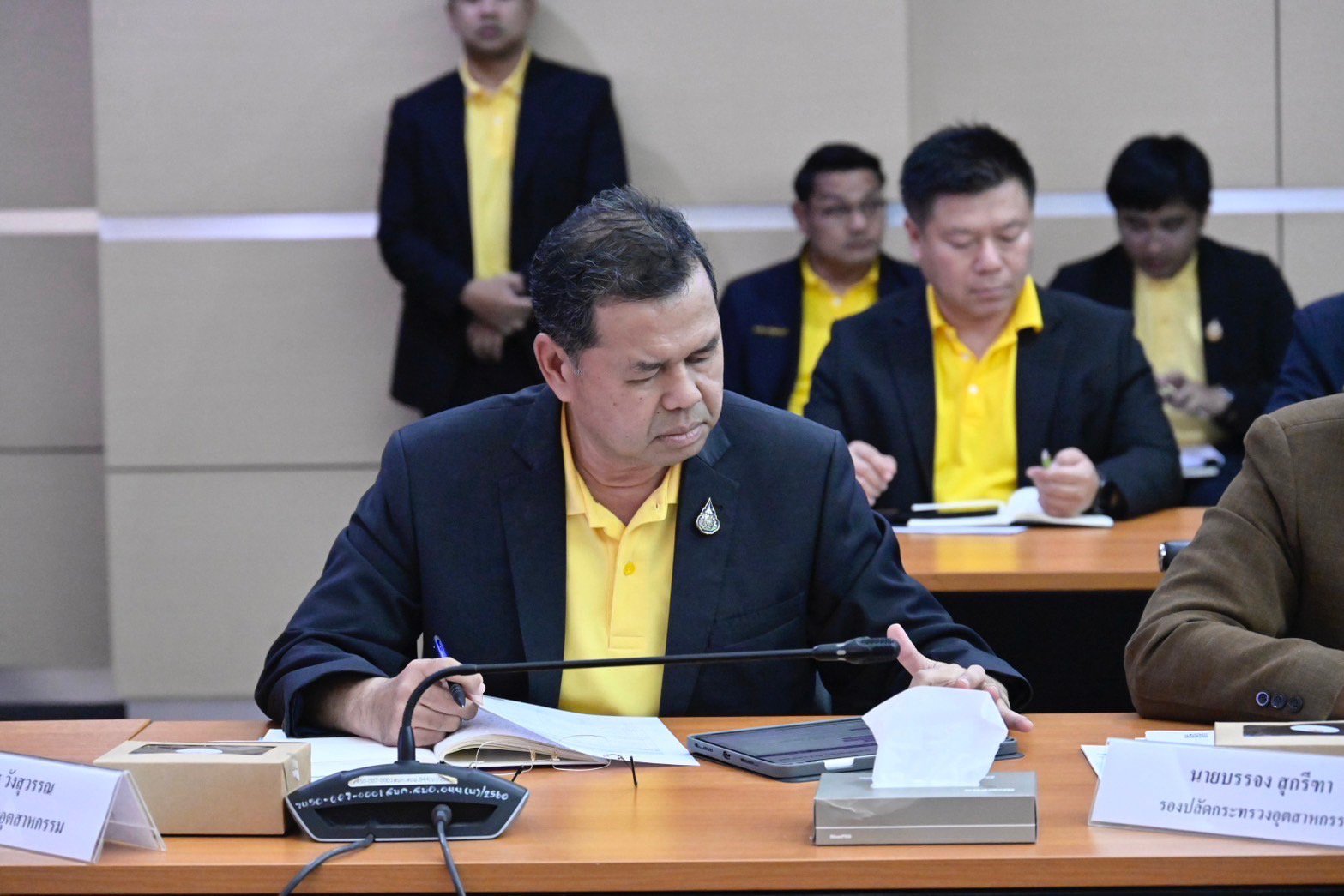 “รมว.พิมพ์ภัทรา” นั่งหัวโต๊ะ ประชุมผู้บริหาร อก. เผย “นายกฯ” กำชับ เร่งใช้มาตรการกระตุ้นการลงทุนเพิ่ม GDP ประเทศ ย้ำดูแลเสริมแกร่งเอสเอ็มอีให้เข้าถึงแหล่งเงินทุน จัดการน้ำในพื้นที่ EEC รวมทั้งควบคุมกระบวนการโรงงานแก้ปัญหาราคาปาล์มตกต่ำ   