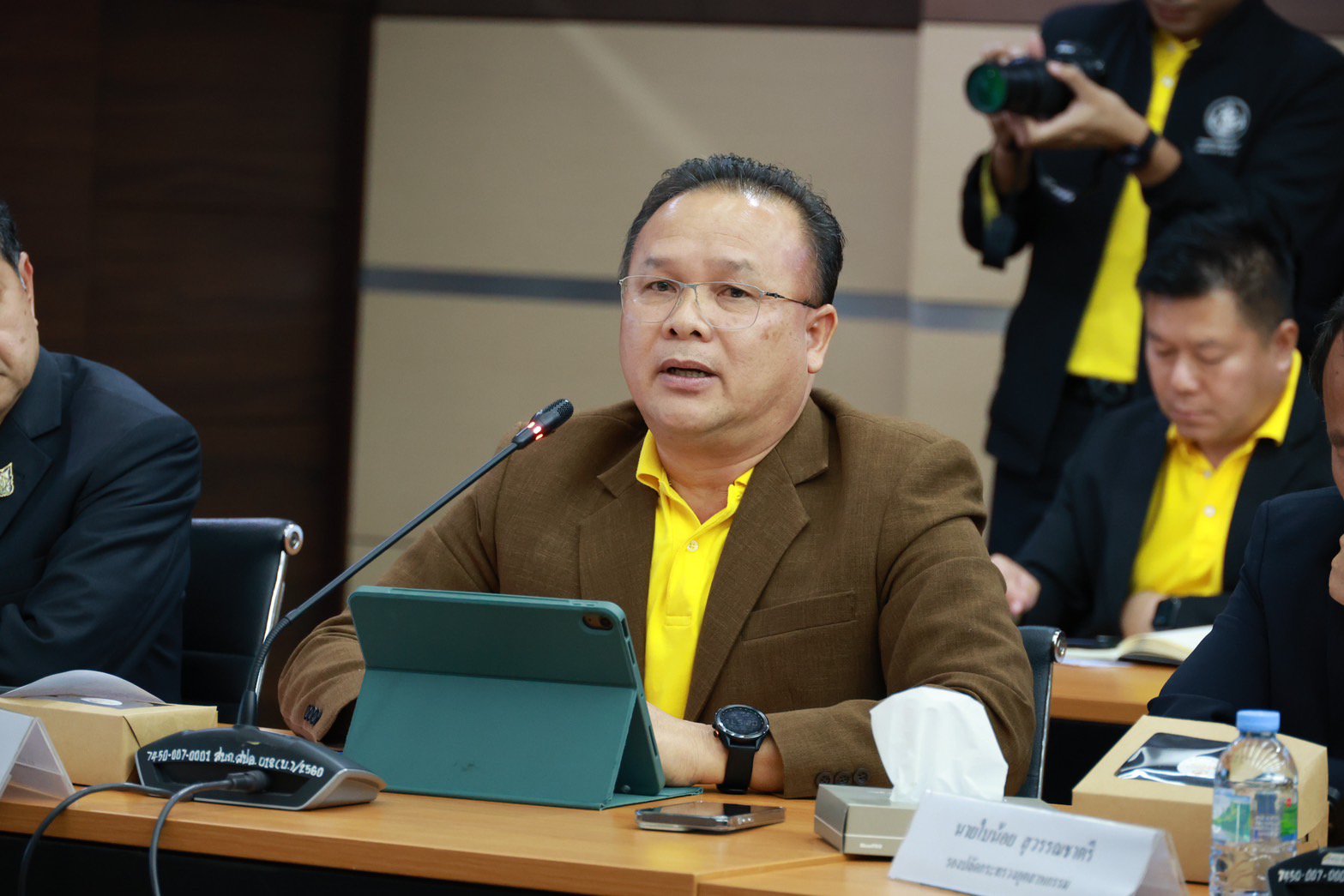 “รมว.พิมพ์ภัทรา” นั่งหัวโต๊ะ ประชุมผู้บริหาร อก. เผย “นายกฯ” กำชับ เร่งใช้มาตรการกระตุ้นการลงทุนเพิ่ม GDP ประเทศ ย้ำดูแลเสริมแกร่งเอสเอ็มอีให้เข้าถึงแหล่งเงินทุน จัดการน้ำในพื้นที่ EEC รวมทั้งควบคุมกระบวนการโรงงานแก้ปัญหาราคาปาล์มตกต่ำ   