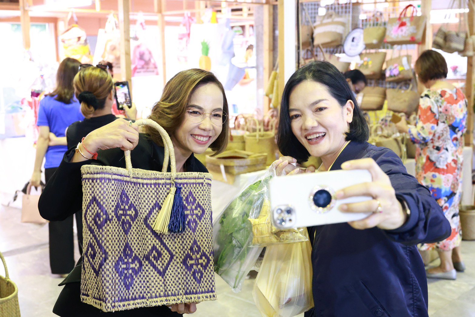 รัฐมนตรีฯ พิมพ์ภัทรา ร่วมให้กำลังใจผู้ประกอบการในกิจกรรม“DIPROM Green fair 2024 : งานแฟร์สีเขียวของคนรักษ์โลก” สร้างช่องทาง โอกาสในการจำหน่ายสินค้า และผลิตภัณฑ์อุตฯ รักษ์โลกสู่การผลิตที่ยั่งยืน