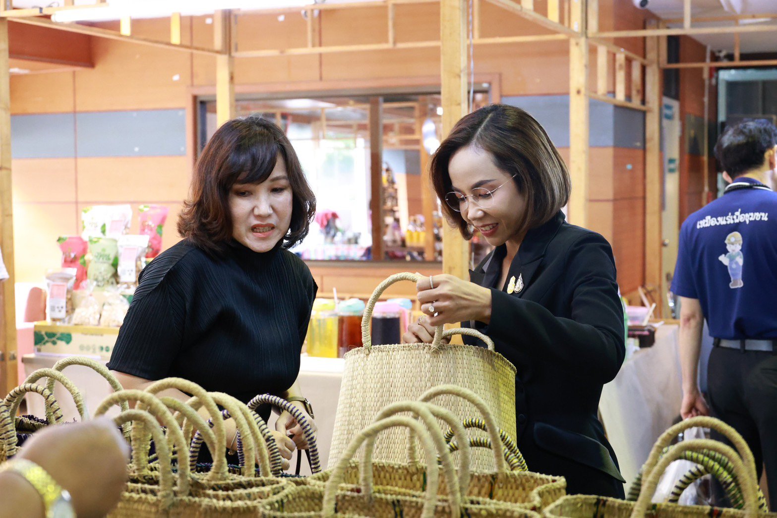 รัฐมนตรีฯ พิมพ์ภัทรา ร่วมให้กำลังใจผู้ประกอบการในกิจกรรม“DIPROM Green fair 2024 : งานแฟร์สีเขียวของคนรักษ์โลก” สร้างช่องทาง โอกาสในการจำหน่ายสินค้า และผลิตภัณฑ์อุตฯ รักษ์โลกสู่การผลิตที่ยั่งยืน