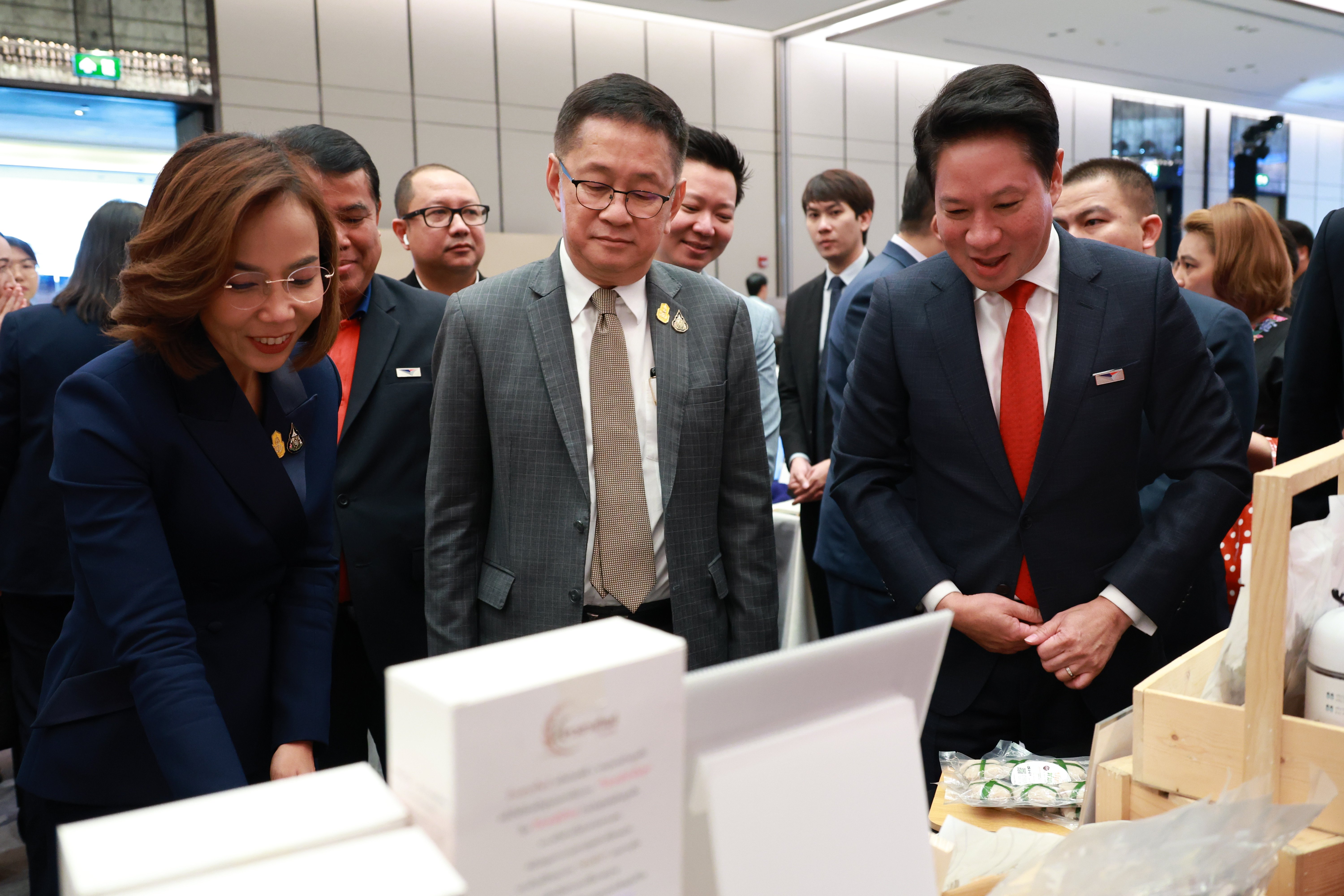 ดีพร้อม - ไปรษณีย์ไทย จับมือสองกระทรวงฯ “ขน-ขาย-เก็บ-แพ็ค-ส่ง” ขยายตลาดสินค้าชุมชน ดันยอดขายโตกว่า 200 ล้านบาท
