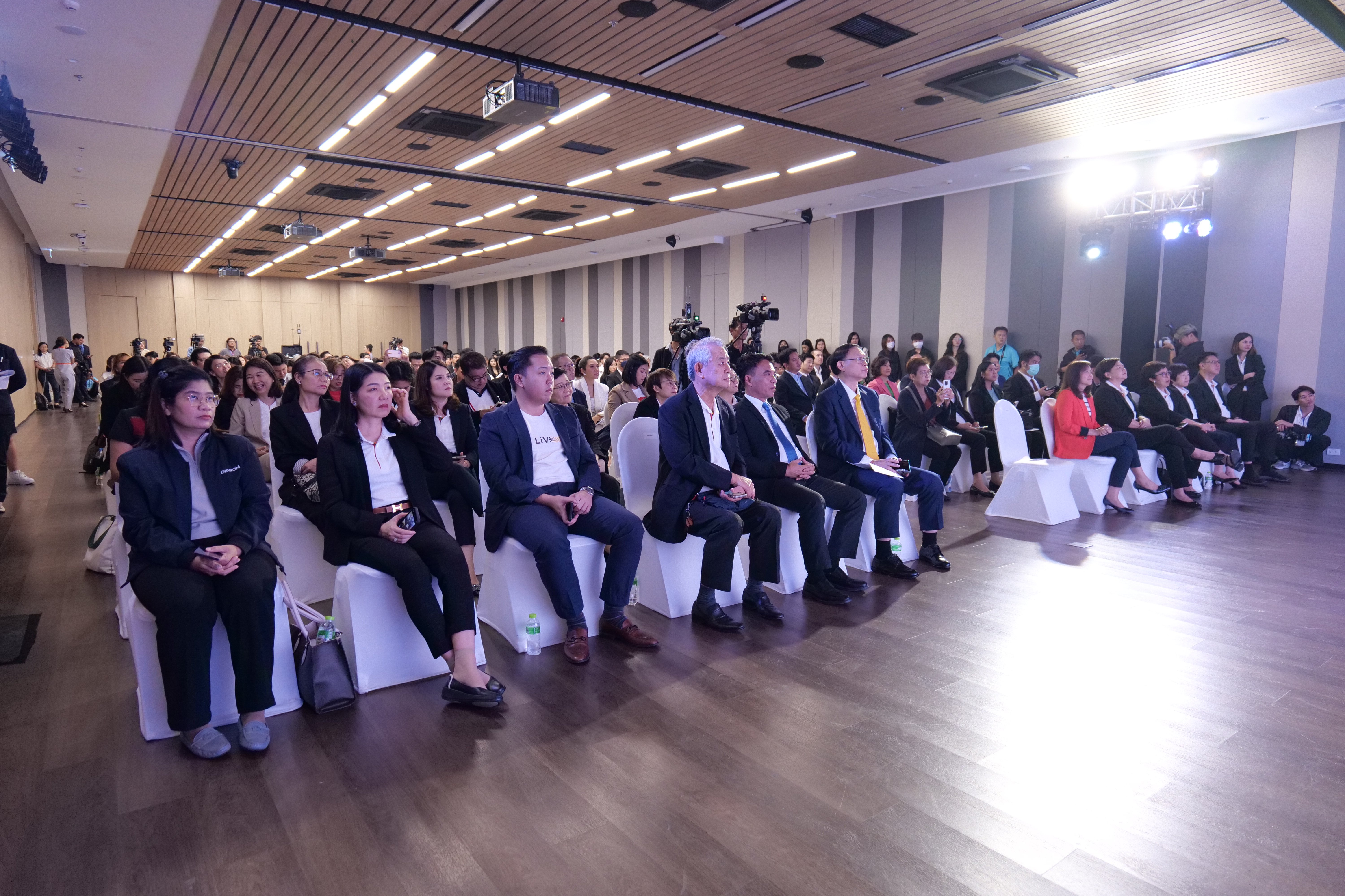 "ดีพร้อม" ร่วมงานมอบรางวัลเซเว่น อีเลฟเว่น เอสเอ็มอียั่งยืน 2023