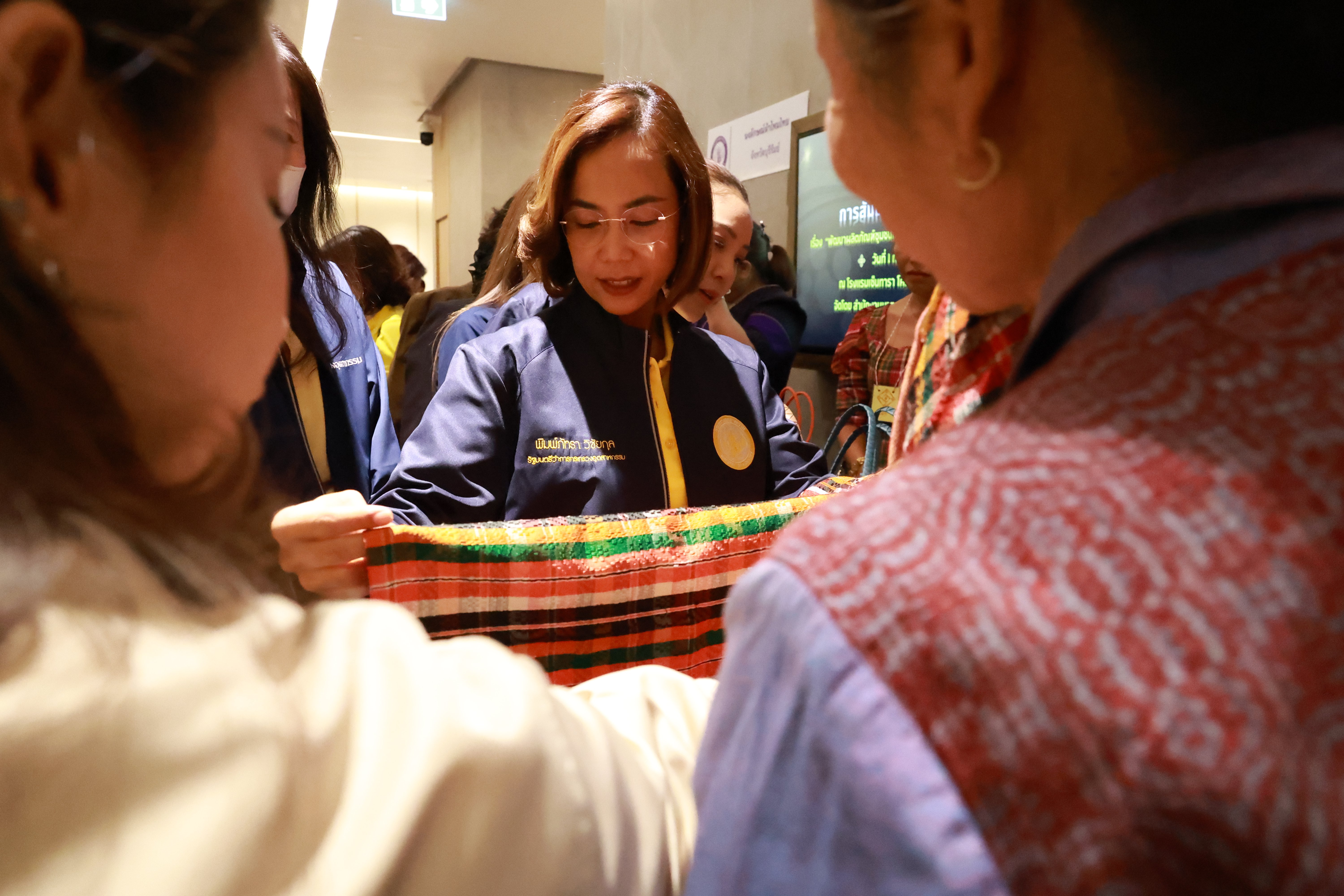 รัฐมนตรีฯ พิมพ์ภัทรา เปิดกิจกรรม “สมอ. สัญจร” ครั้งที่ 3 พร้อมมอบใบรับรอง มผช.-มอก.เอส-มอก. ให้กับผู้ประกอบการอุตฯ SME และผู้ผลิตชุมชน และนำความรู้สู่การพัฒนาผลิตภัณฑ์ให้มีคุณภาพเป็นไปตามมาตรฐาน