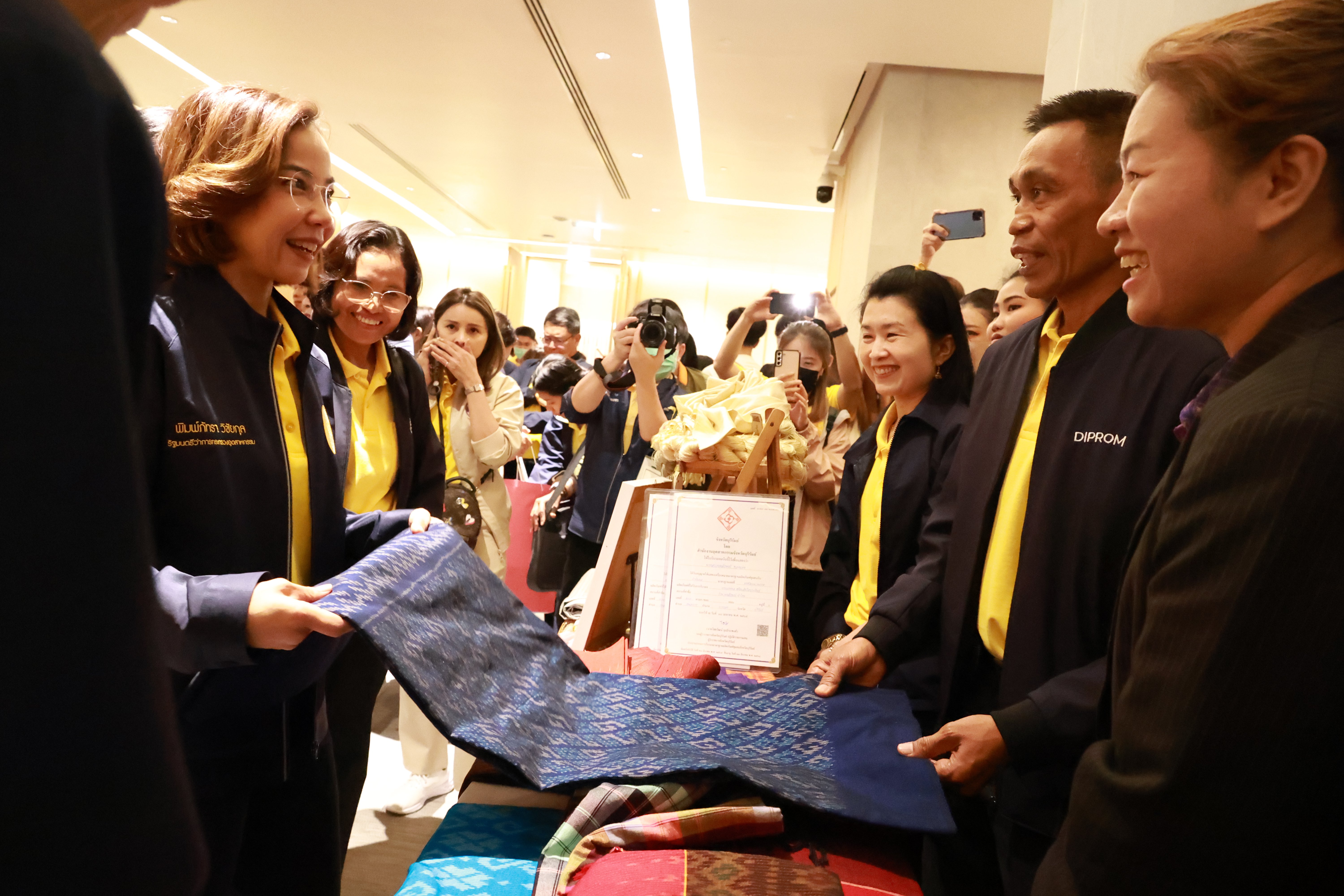 รัฐมนตรีฯ พิมพ์ภัทรา เปิดกิจกรรม “สมอ. สัญจร” ครั้งที่ 3 พร้อมมอบใบรับรอง มผช.-มอก.เอส-มอก. ให้กับผู้ประกอบการอุตฯ SME และผู้ผลิตชุมชน และนำความรู้สู่การพัฒนาผลิตภัณฑ์ให้มีคุณภาพเป็นไปตามมาตรฐาน