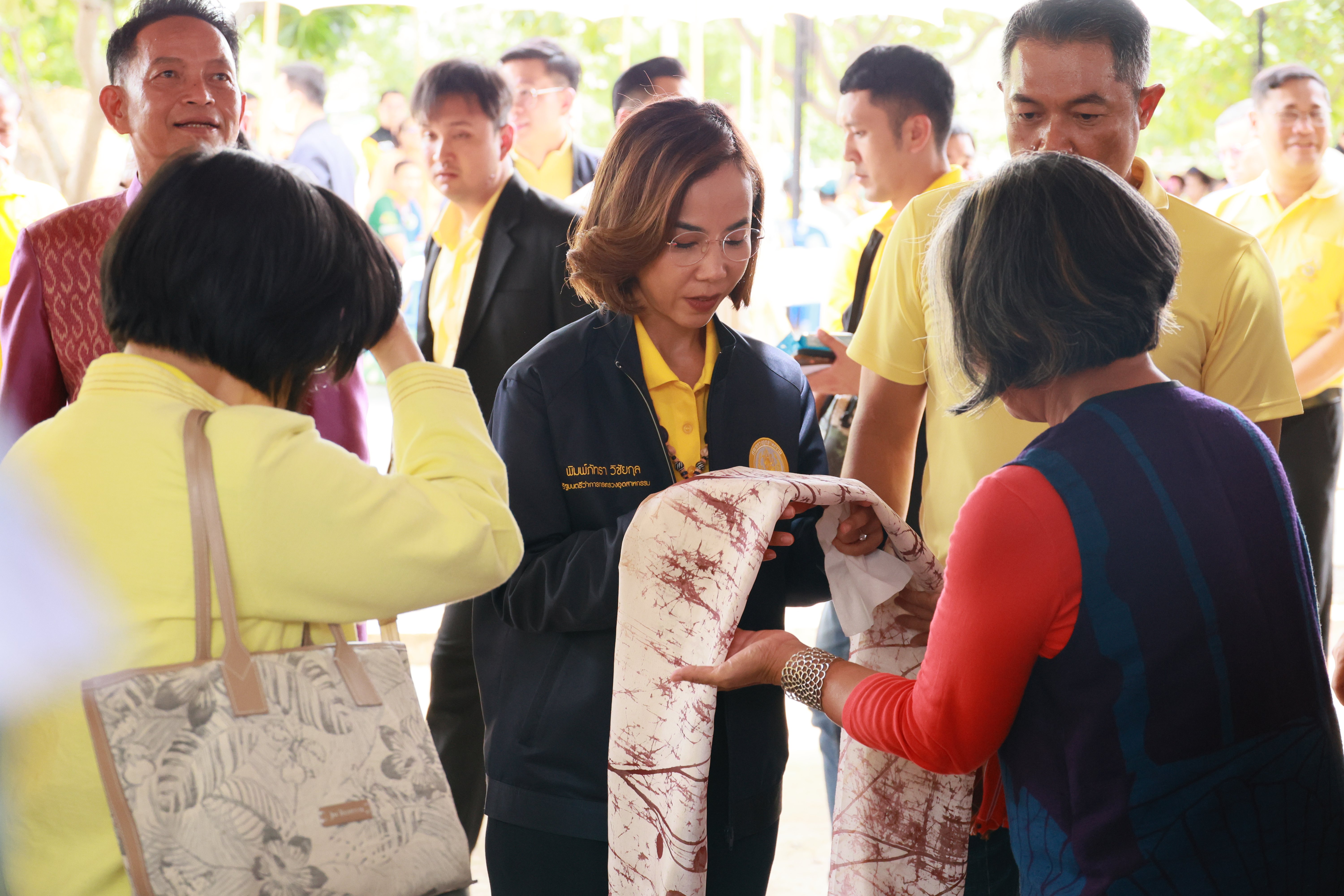 รัฐมนตรีฯ พิมพ์ภัทรา ตรวจเยี่ยมฝึกอาชีพชุมชน “ดีพร้อม” จ.นครราชสีมา มุ่งพัฒนาการกระจายโอกาส เข้าถึงบริการของภาครัฐ ต่อยอดองค์ความรู้ และสร้างงาน สร้างอาชีพ สู่ชุมชนให้สามารถพึ่งพาตนเองได้