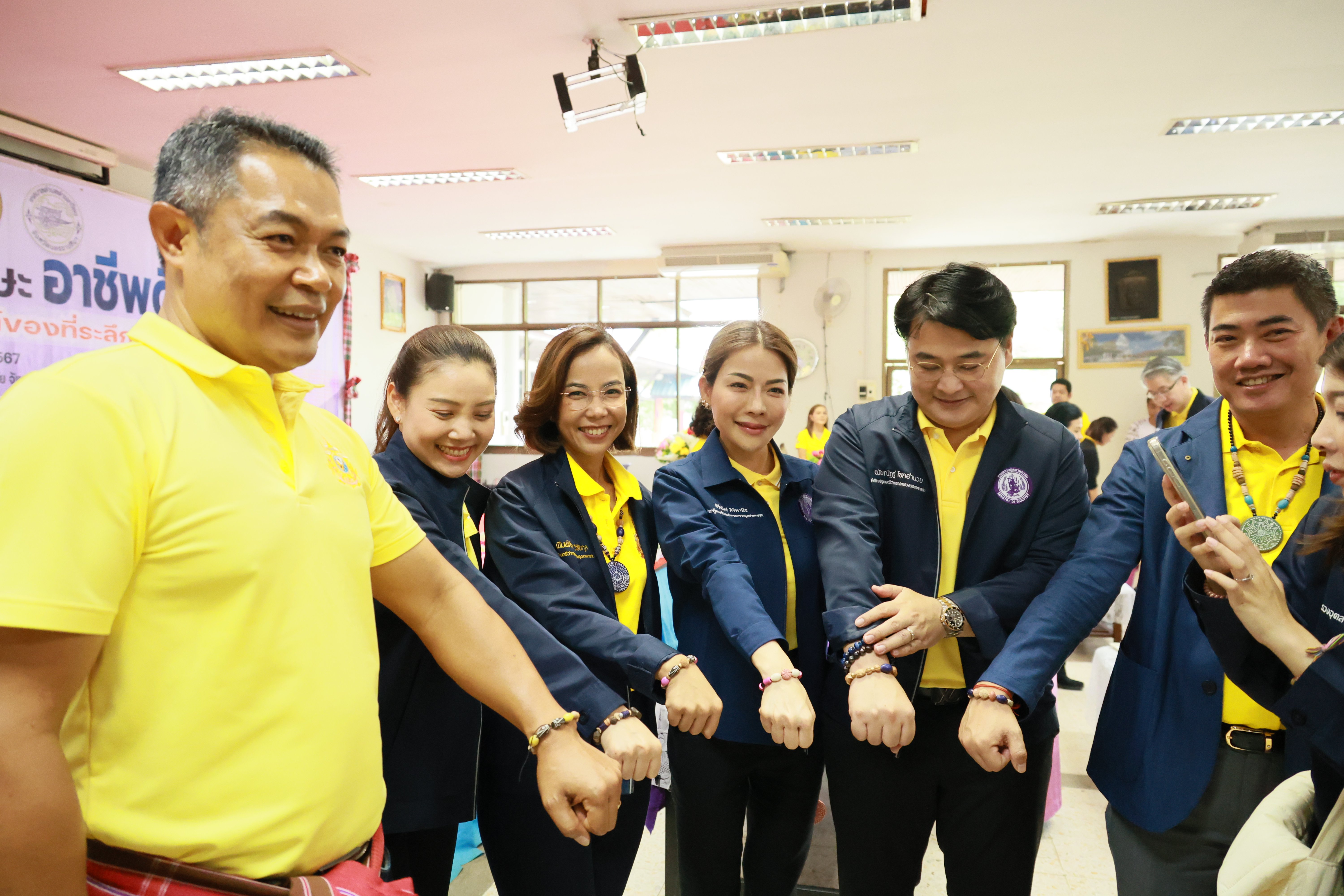 รัฐมนตรีฯ พิมพ์ภัทรา ตรวจเยี่ยมฝึกอาชีพชุมชน “ดีพร้อม” จ.นครราชสีมา มุ่งพัฒนาการกระจายโอกาส เข้าถึงบริการของภาครัฐ ต่อยอดองค์ความรู้ และสร้างงาน สร้างอาชีพ สู่ชุมชนให้สามารถพึ่งพาตนเองได้