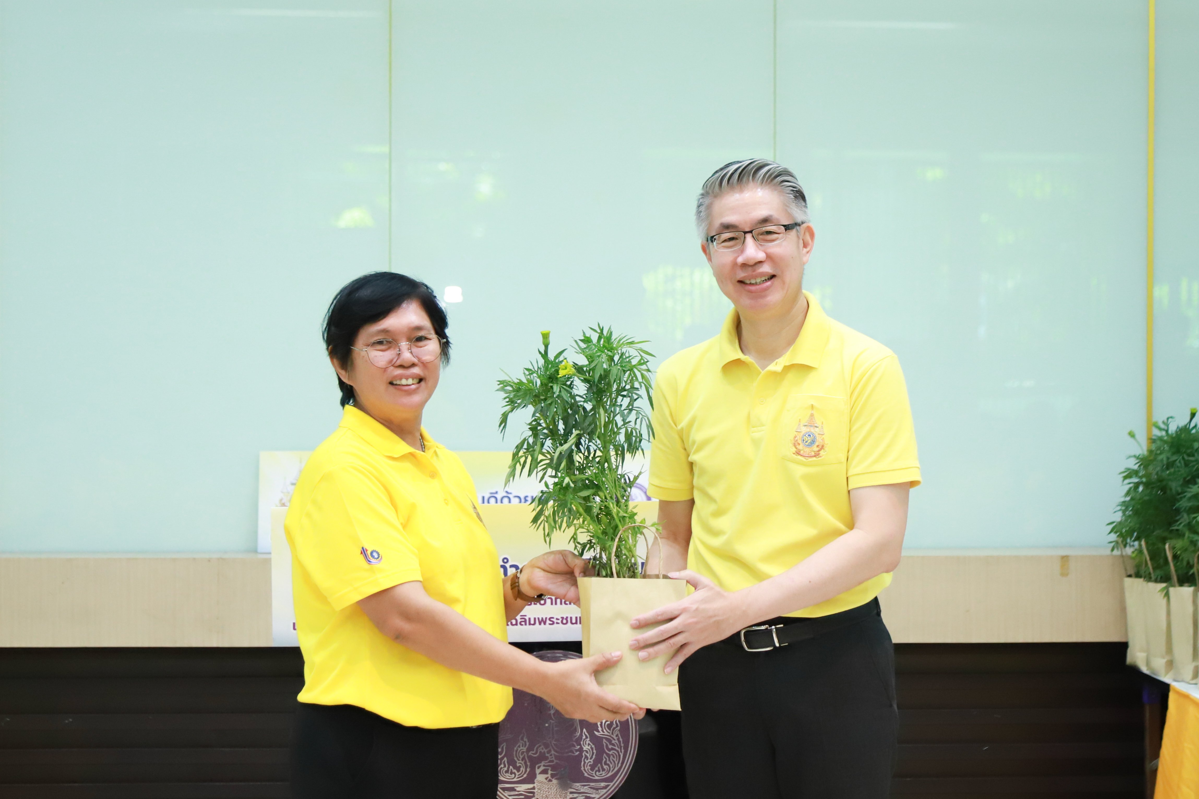 ปลัดฯ ณัฐพล นำทีม MIND บริจาคโลหิตและมอบกล้าต้นรวงผึ้งและต้นดาวเรือง 72 ต้น พลิกฟื้นผืนป่า ภายใต้กิจกรรม “ทําความดีด้วยหัวใจเพื่อ เฉลิมพระเกียรติพระบาทสมเด็จพระเจ้าอยู่หัว เนื่องในโอกาสพระราชพิธีมหามงคลเฉลิมพระชนมพรรษา 6 รอบ 28 กรกฎาคม 2567”