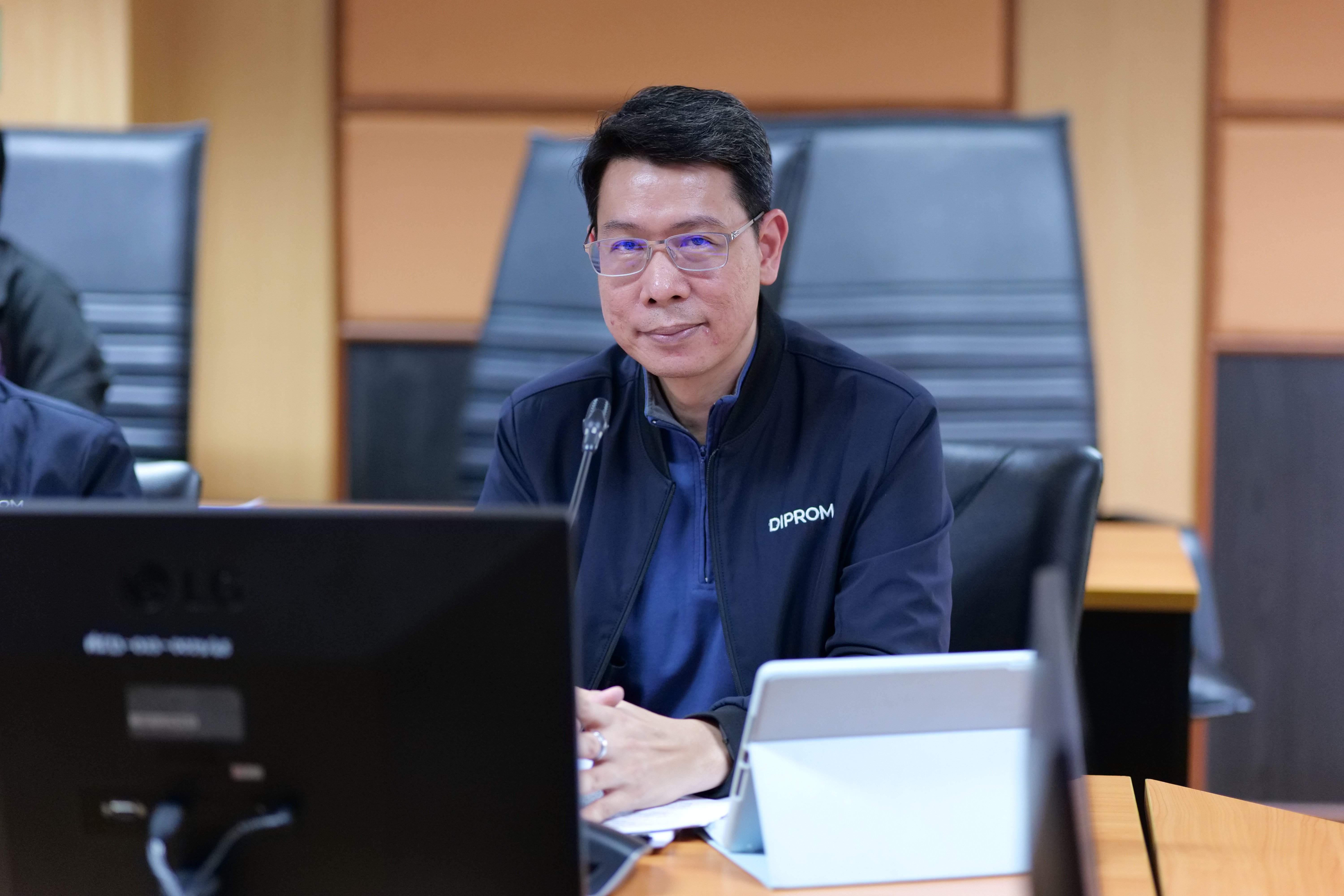รสอ.วาที" นั่งหัวโต๊ะประชุมคณะกรรมการบริหารเทคโนโลยีสารสนเทศและการสื่อสาร